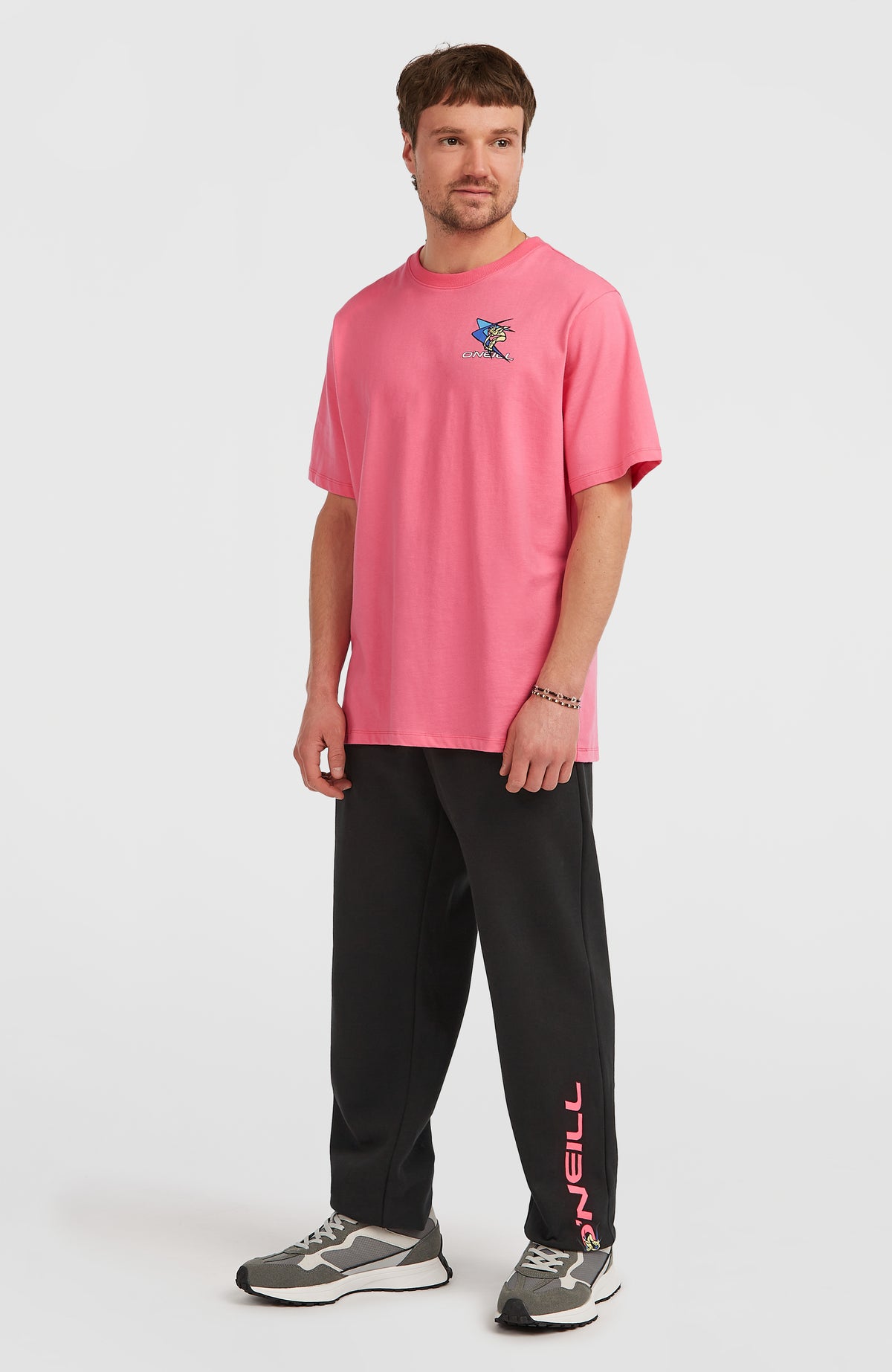 FWC'Play Graphic T-Shirt für Herren, pink, getragen am Model in Ganzkörperansicht von schräg vorne