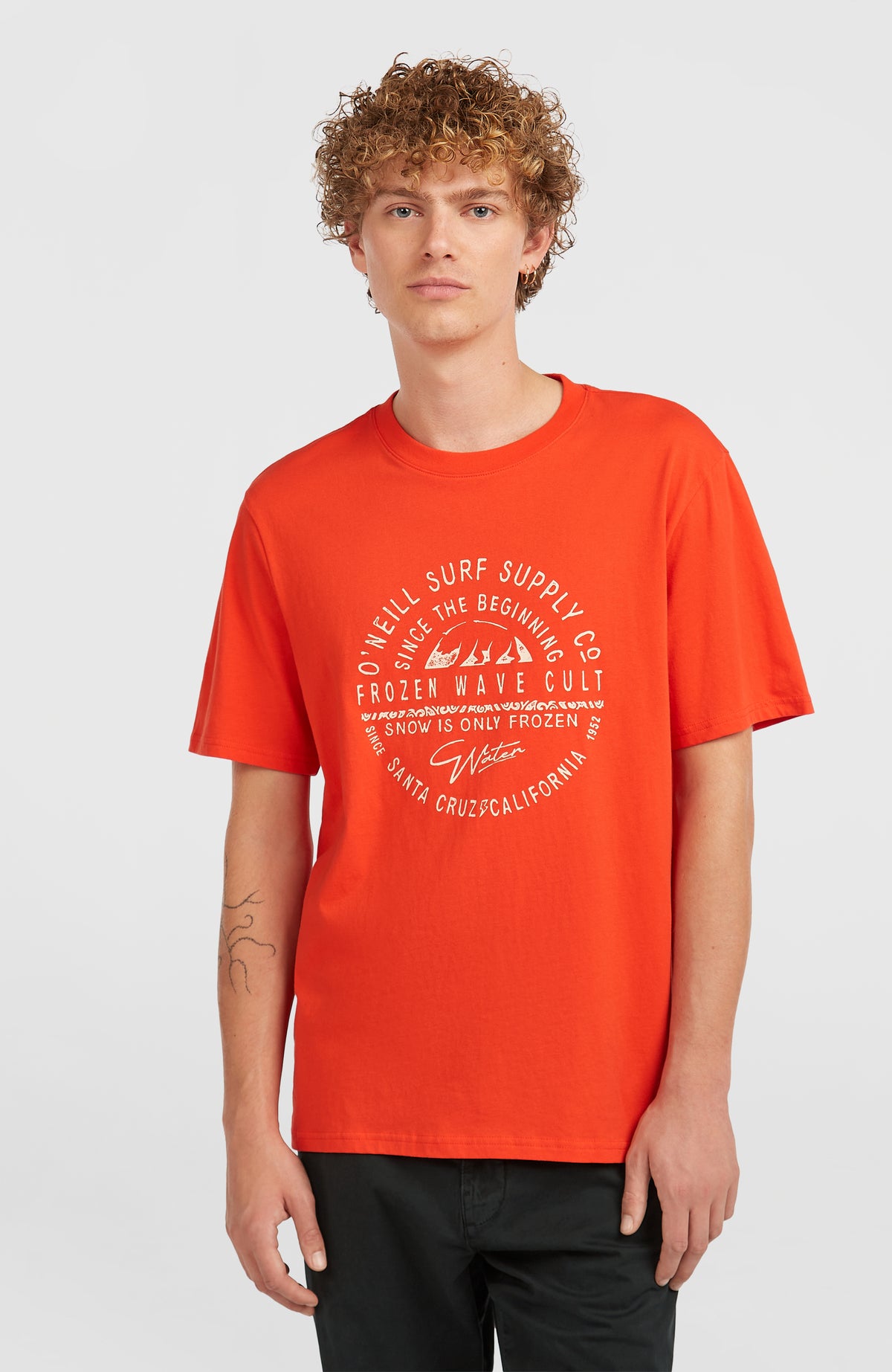 O'Neill Muir T-Shirt für Herren, rot mit Logo-Print in Weiß, Vorderansicht getragen am Model