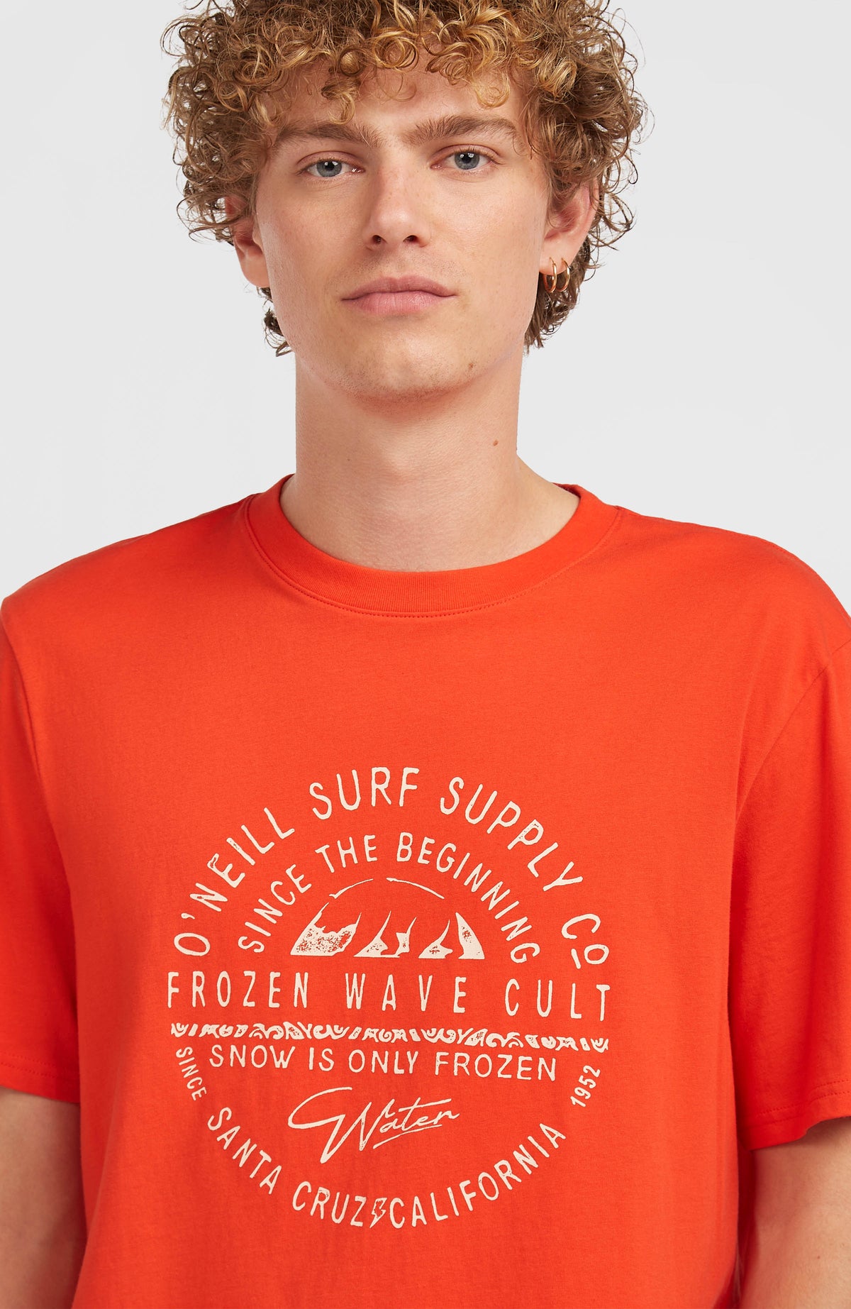 Muir T-Shirt für Herren, rot mit Logo-Print in Weiß, Nahaufnahme des Rundhalsausschnitts am Model