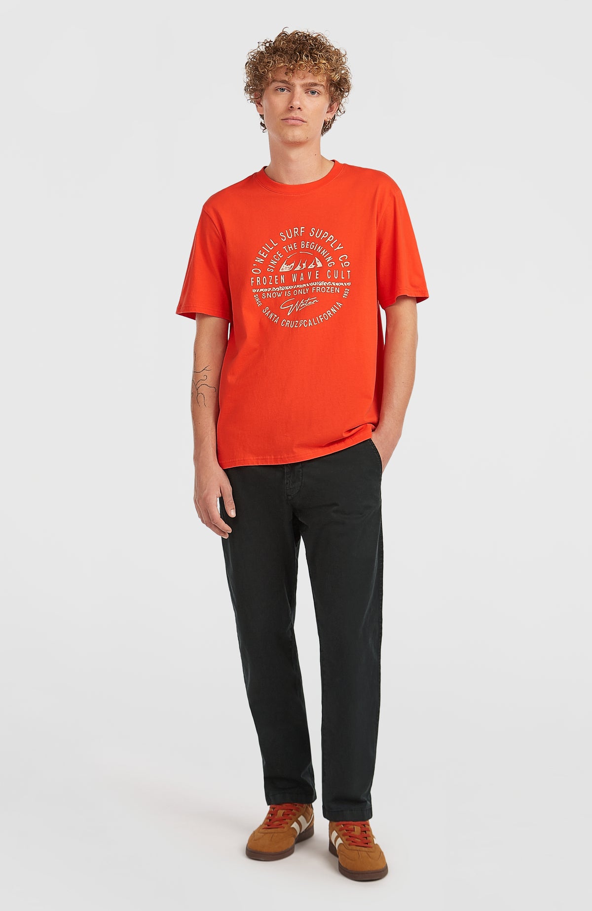 Muir T-Shirt für Herren, rot mit Logo-Print in Weiß, Ganzkörperansicht von vorne am Model