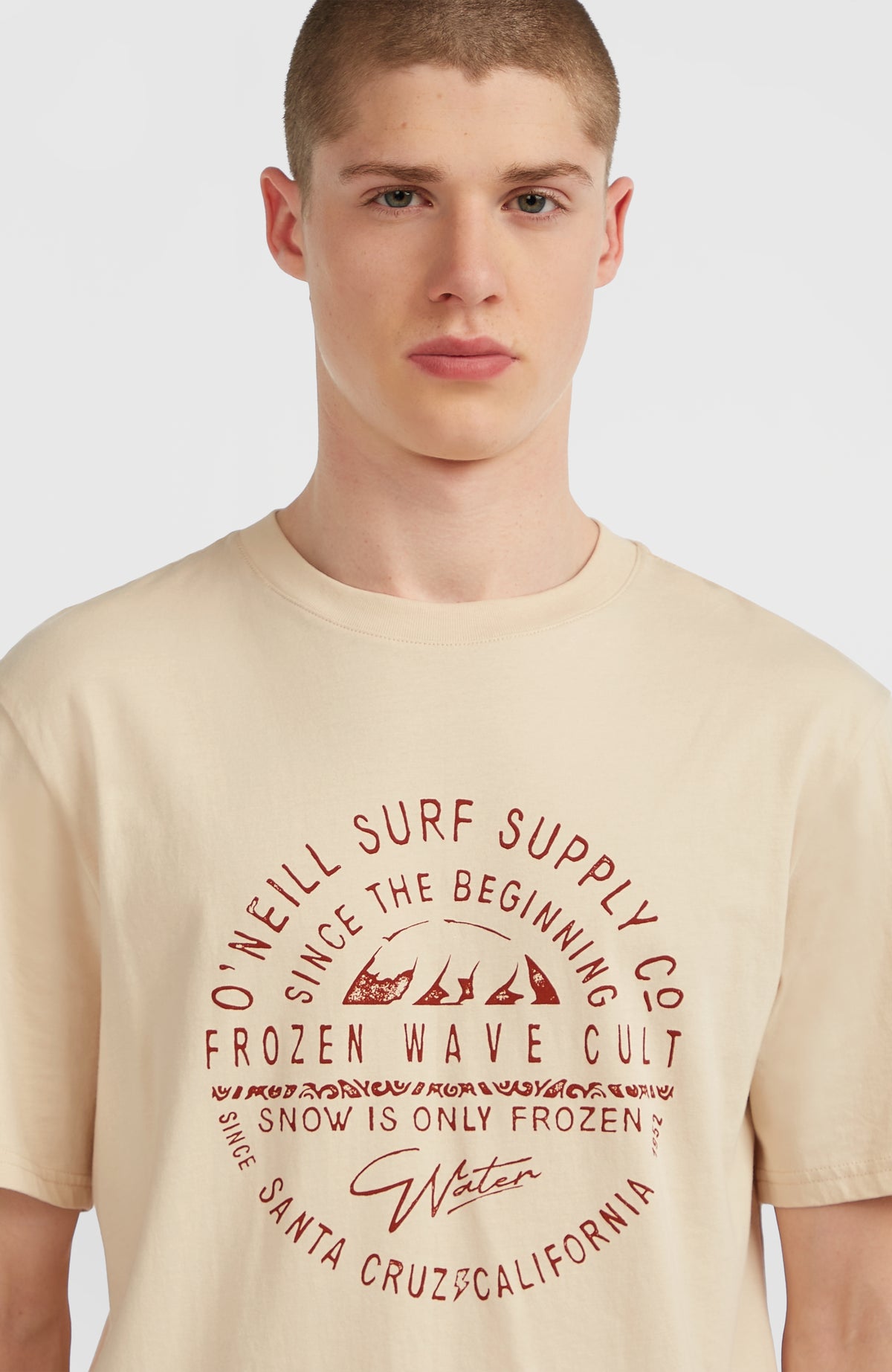 Muir T-Shirt für Herren, beige mit Logo-Print in Dunkelrot, Nahaufnahme von Rundhalsausschnitt und Print