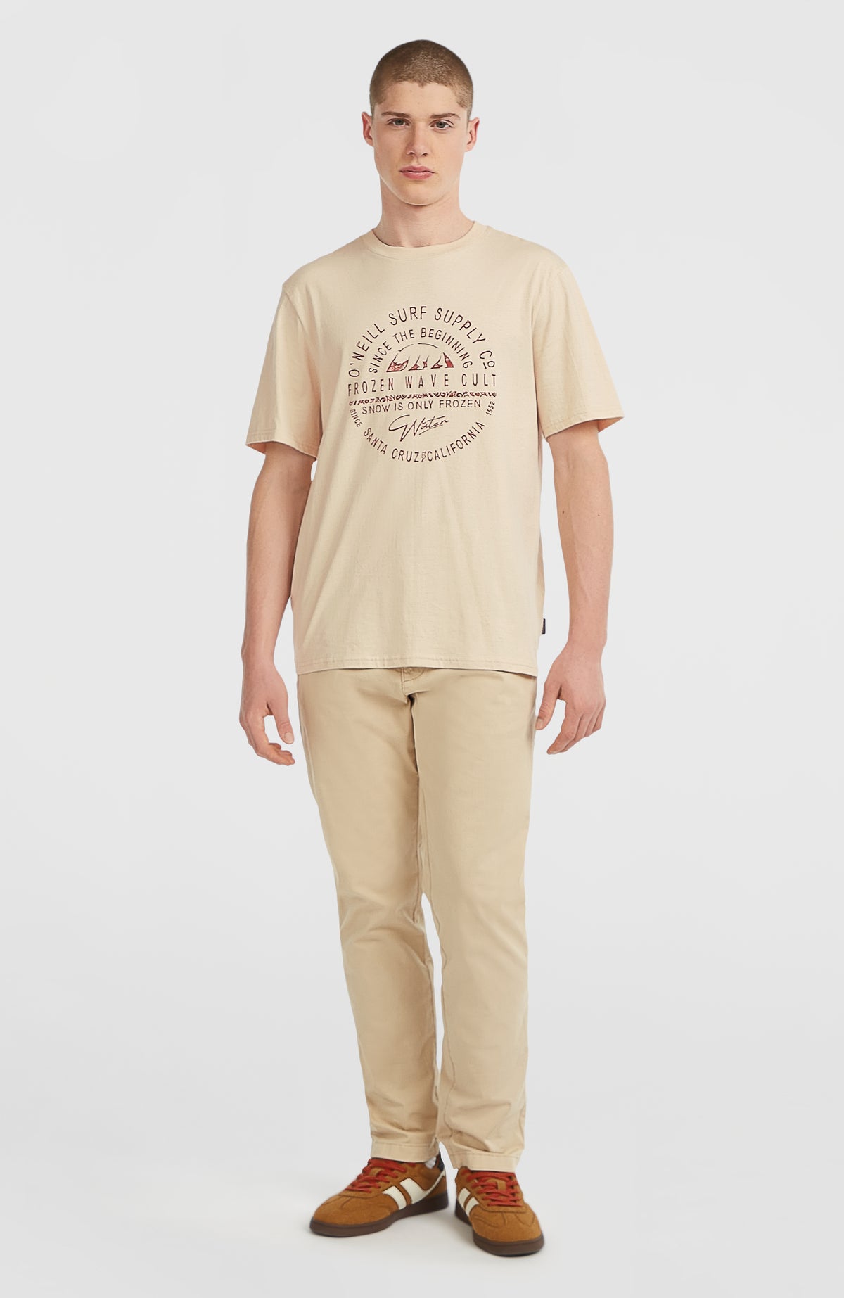 Muir T-Shirt für Herren, beige mit Logo-Print in Dunkelrot, Ganzkörperansicht getragen am Model