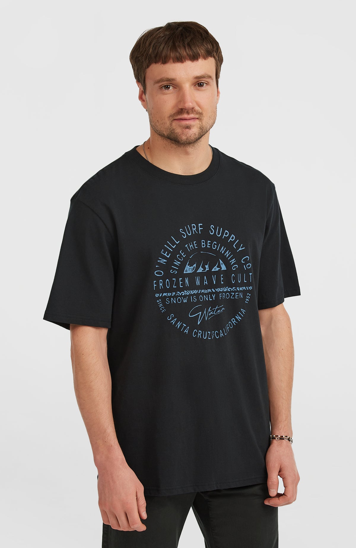 O'Neill Muir T-Shirt für Herren, schwarz mit Logo-Print in Blau, getragen am Model, Vorderansicht
