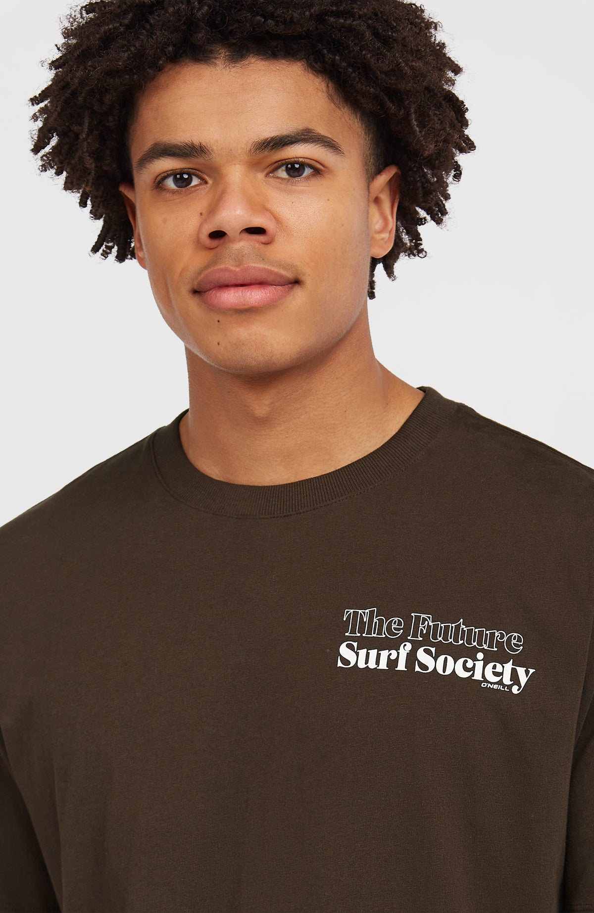 Nahaufnahme von Rundhalsausschnitt und Logo-Print am braunen Future Surf Society T-Shirt
