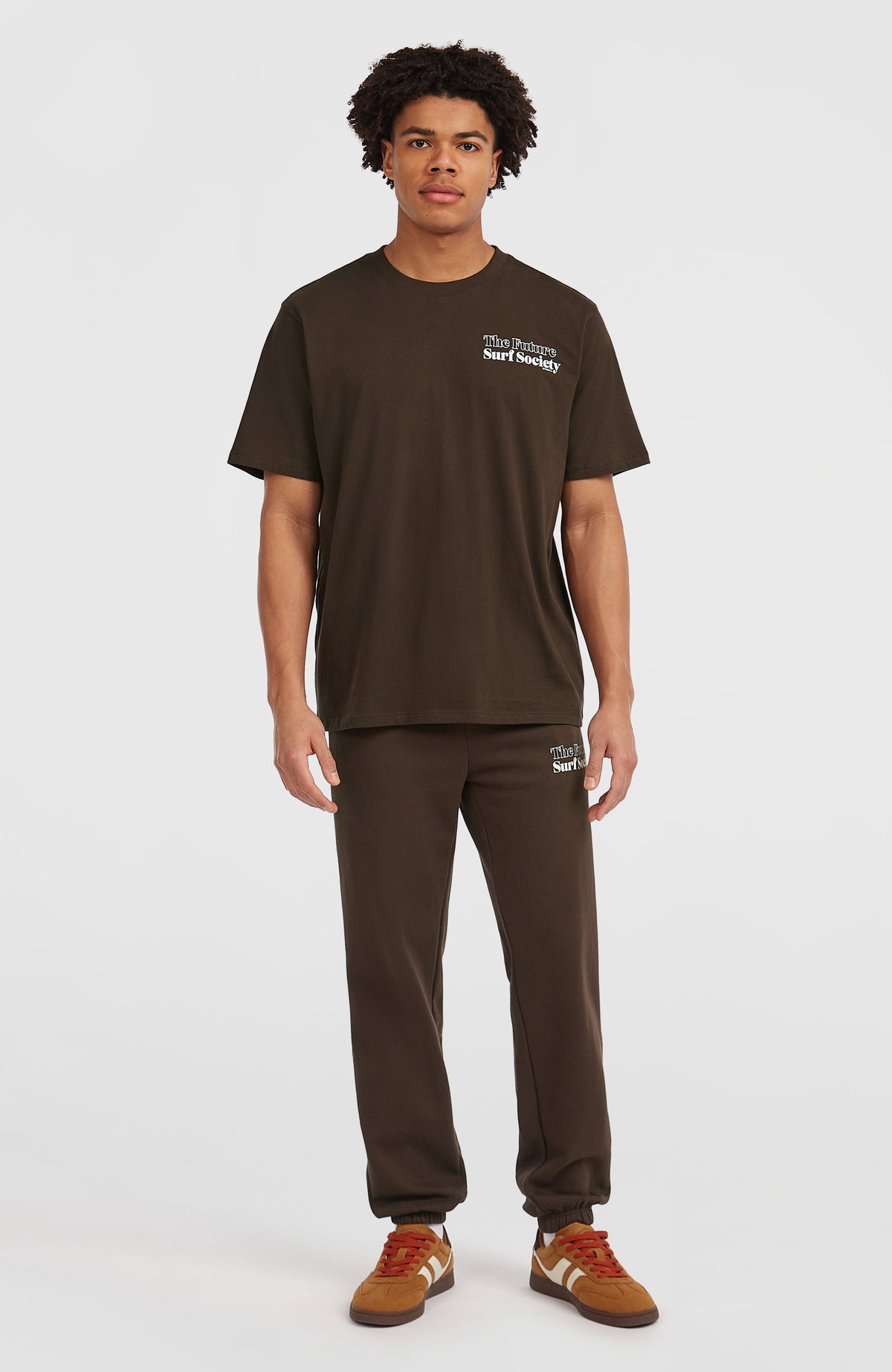 Future Surf Society T-Shirt für Herren, braun mit Logo-Print in Weiß, Ganzkörperansicht am Model