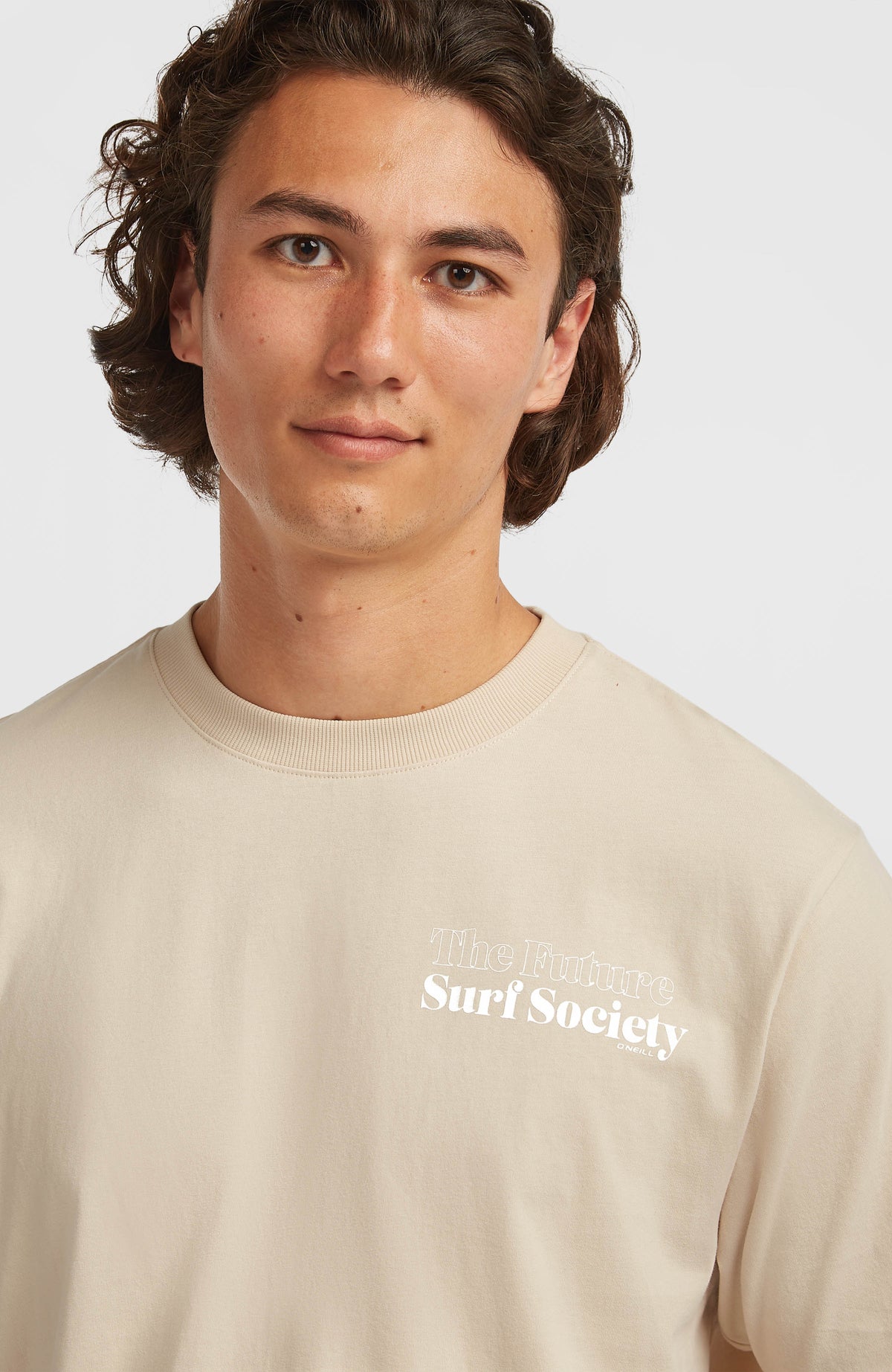Future Surf Society T-Shirt für Herren, beige mit Logo-Print in Weiß, Nahaufnahme des Rundhalsausschnitts