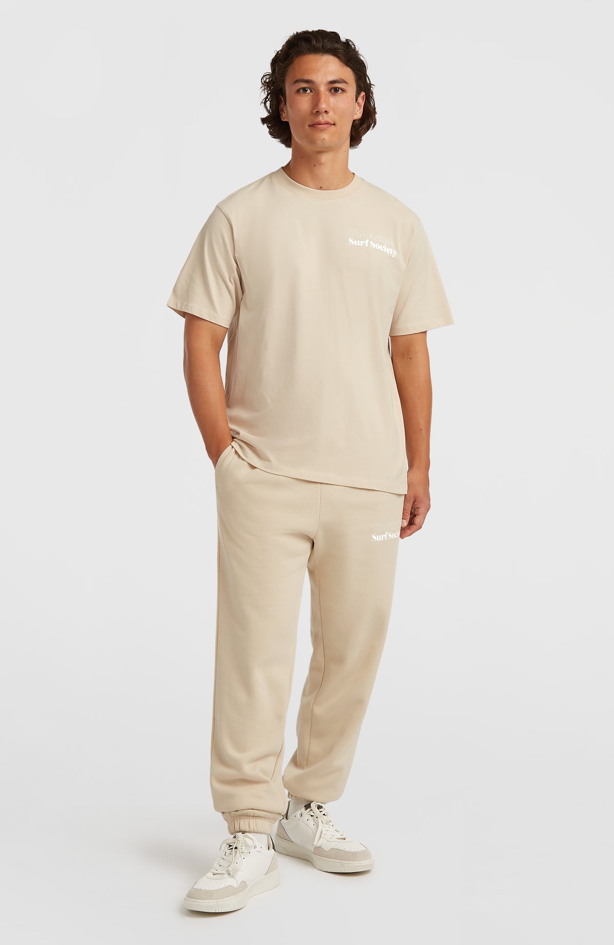 Future Surf Society T-Shirt für Herren, beige mit Logo-Print in Weiß, Ganzkörperansicht am Model