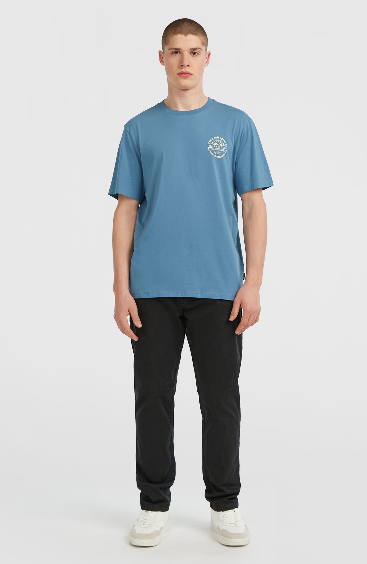 Chest-Print T-Shirt für Herren, blau mit Logo-Print in Weiß, Frontalansicht am Model