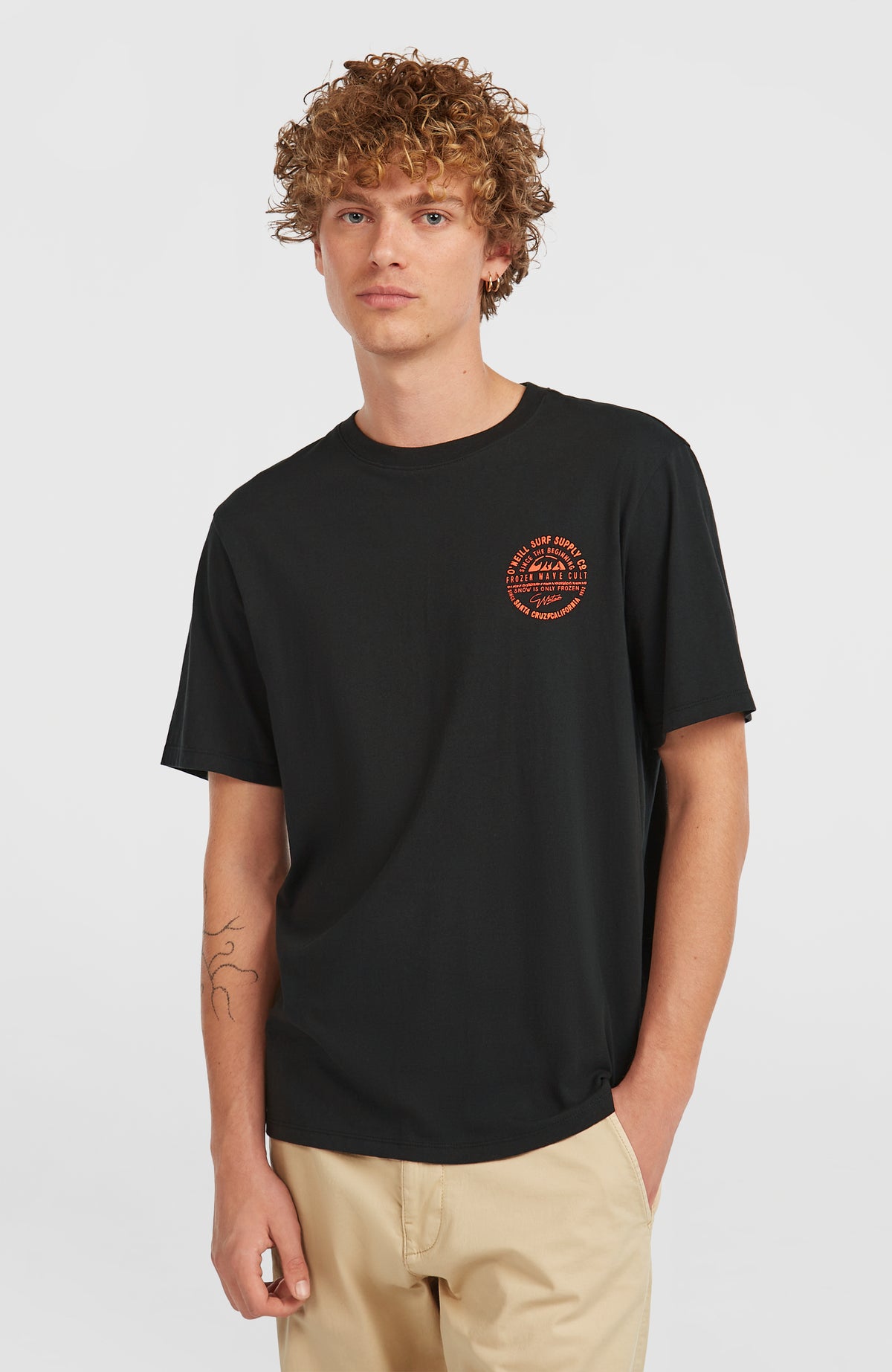 O'Neill Chest-Print T-Shirt für Herren, schwarz mit Logo-Print in Orange, Vorderansicht getragen am Model