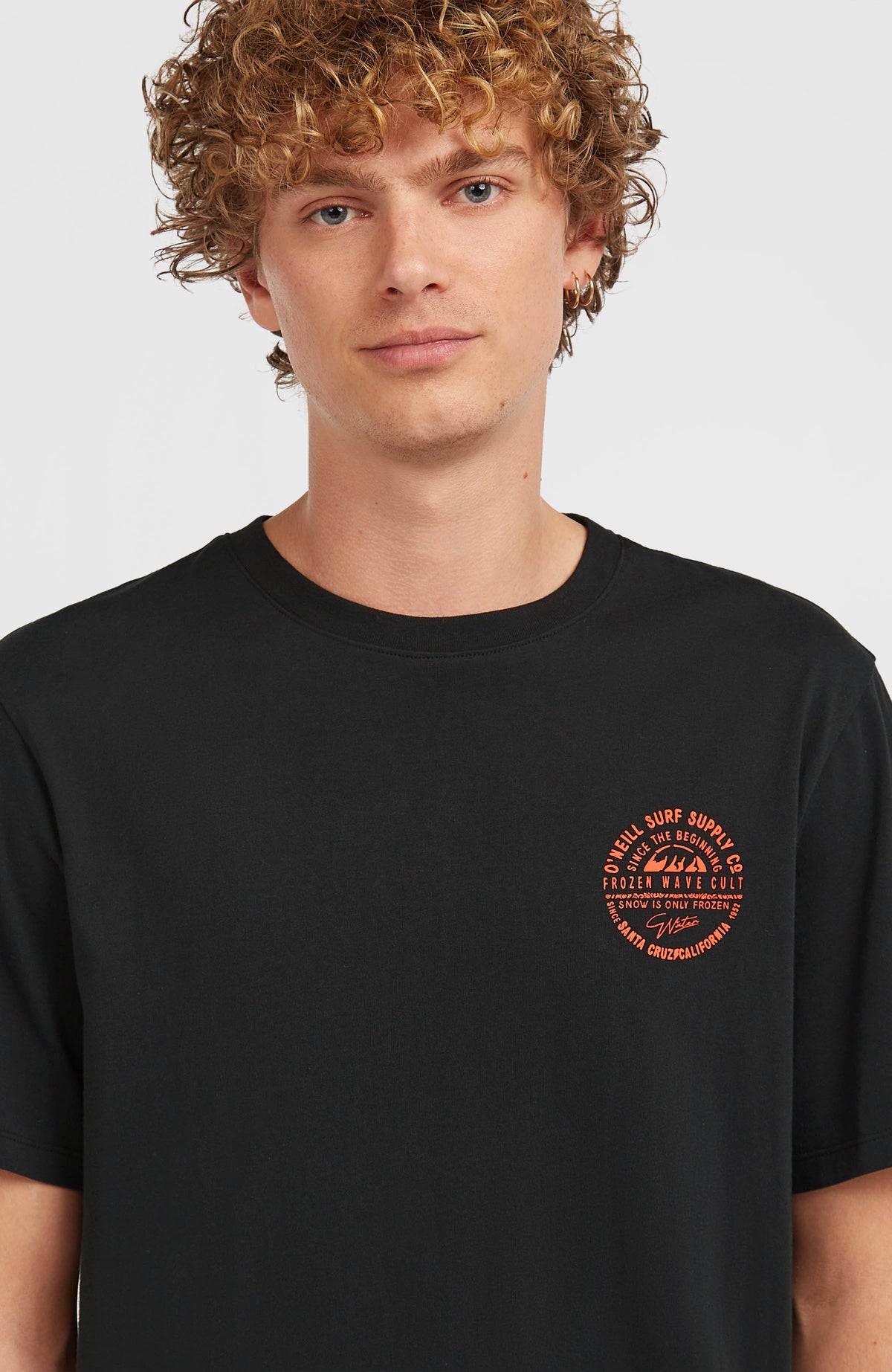 Chest-Print T-Shirt für Herren, schwarz mit Logo-Print in Orange, Nahaufnahme des Rundhalsausschnitts am Model