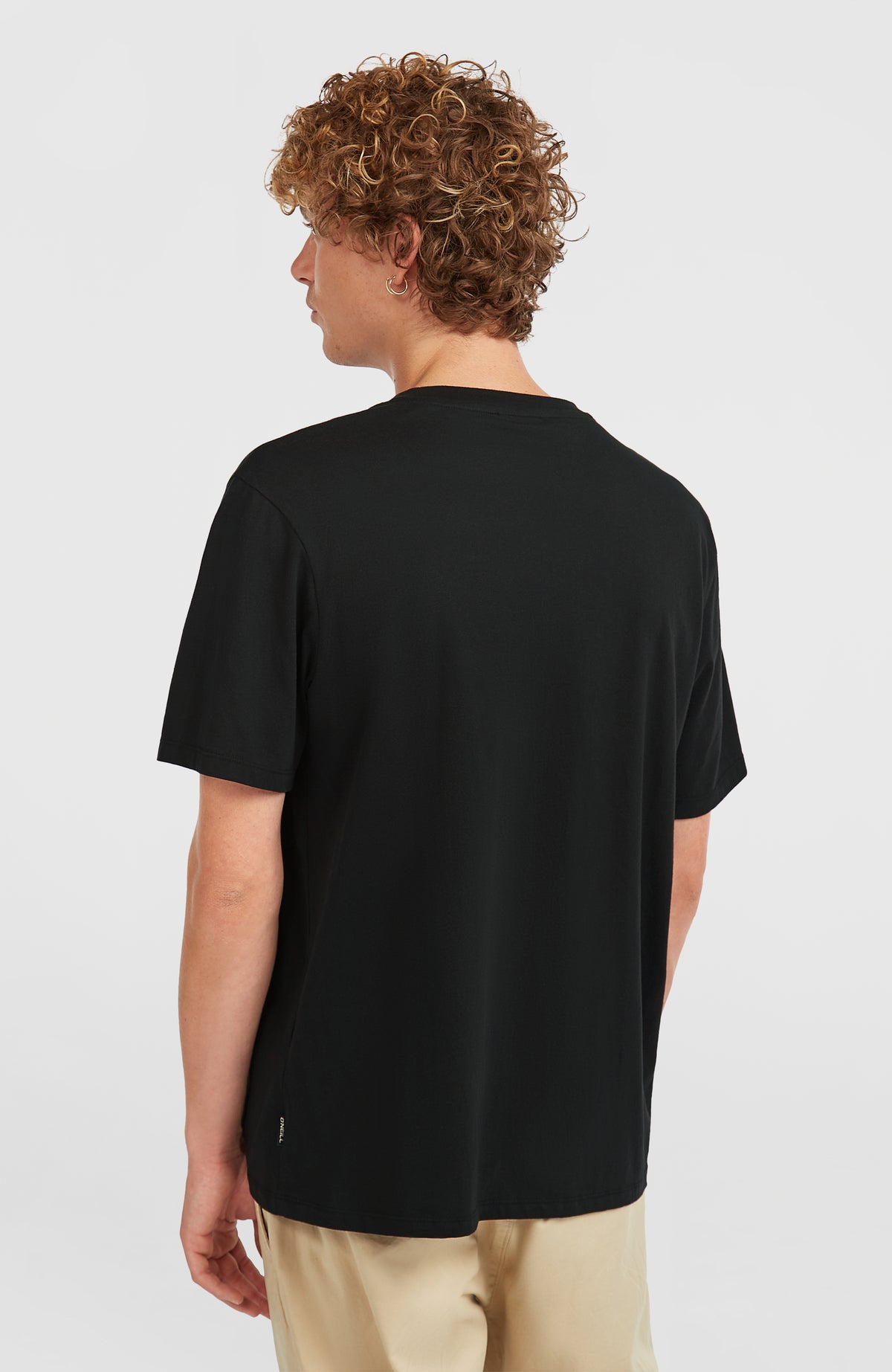 Chest-Print T-Shirt für Herren, schwarz, Rückansicht am Model mit kleinem Logo-Label an der Seitennaht