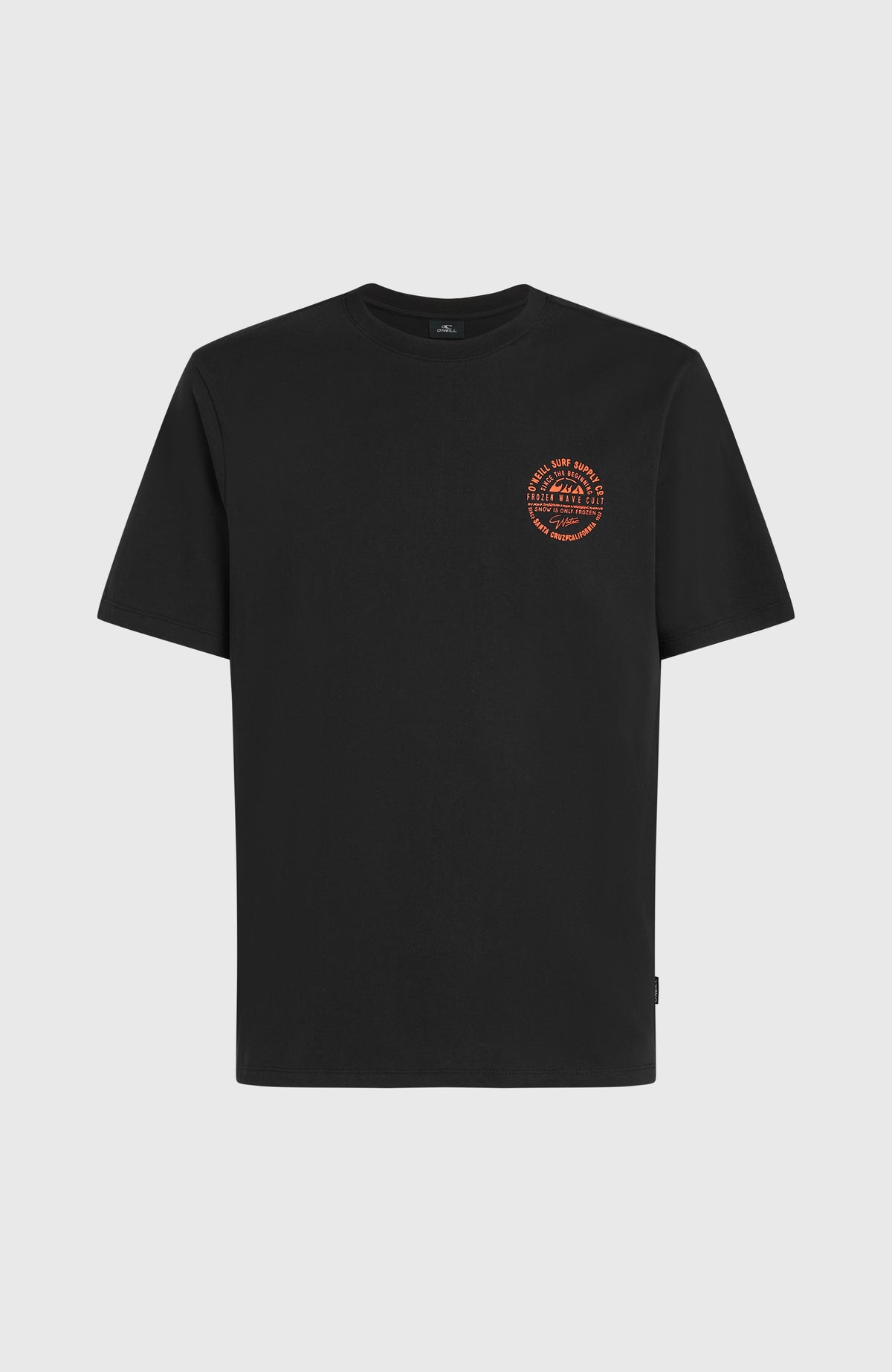 Chest-Print T-Shirt für Herren, schwarz mit Logo-Print in Orange, freigestellt von vorne mit Rundhalsausschnitt