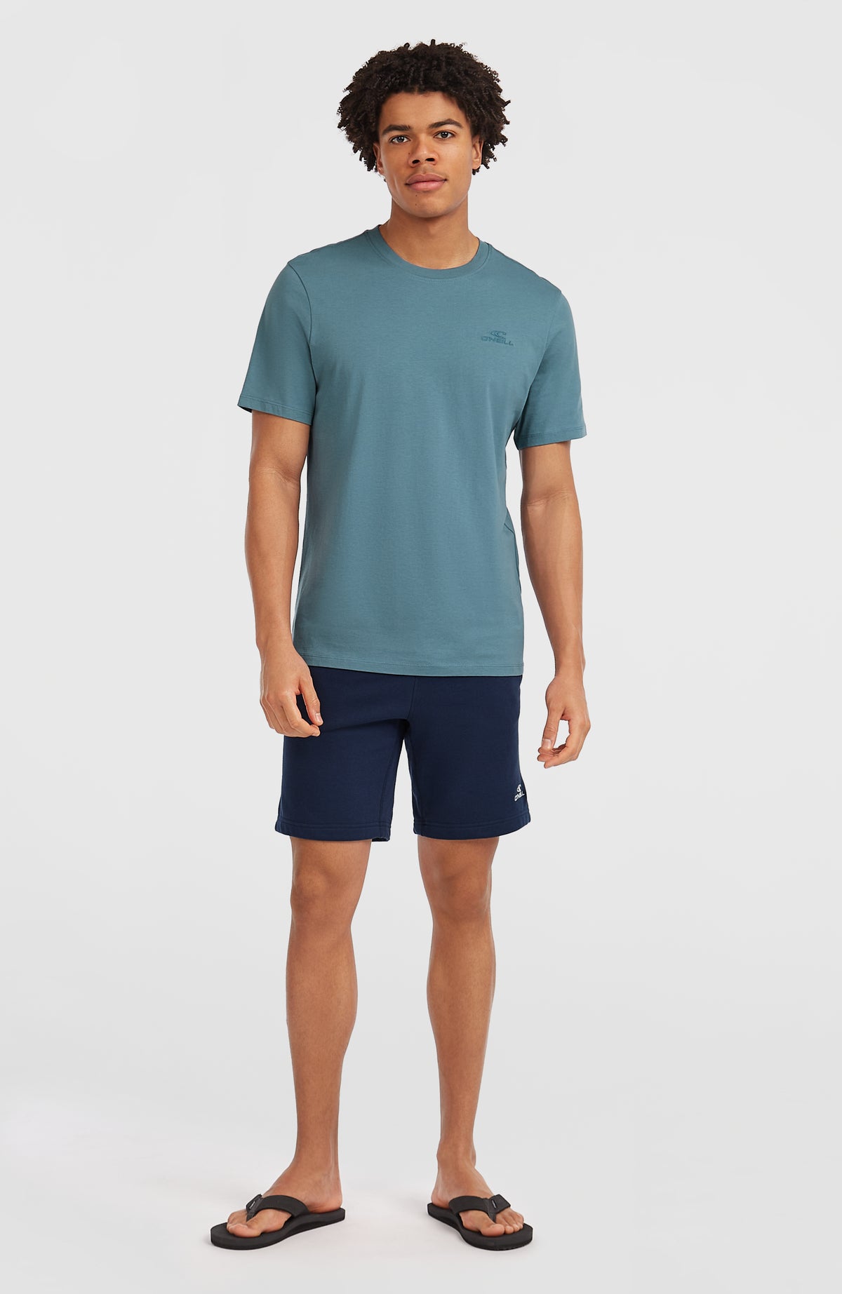Small Logo T-Shirt für Herren, blau, getragen am Model in Ganzkörperansicht