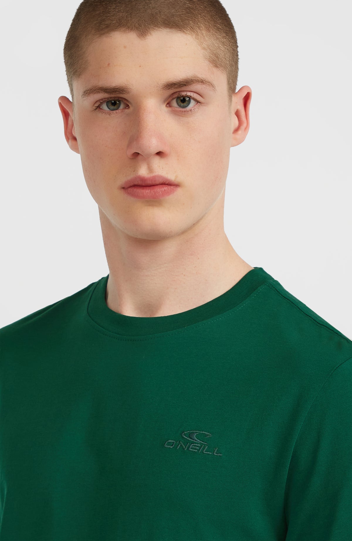 Small Logo T-Shirt für Herren, grün, Nahaufnahme mit Rundhalsausschnitt und dezentem Logo auf der Brust