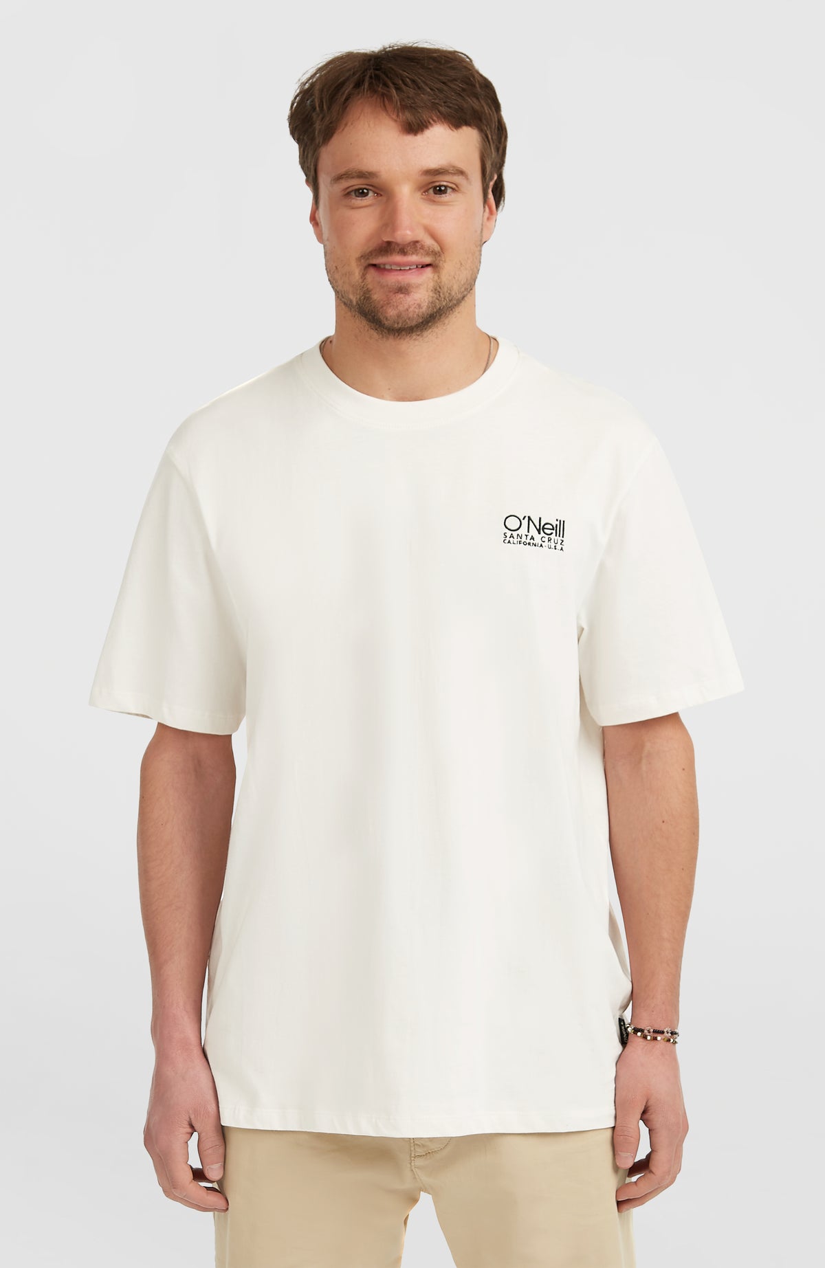 O'Neill Original Cali Logo T-Shirt für Herren, weiß mit Logo-Print in Schwarz, Vorderansicht getragen am Model