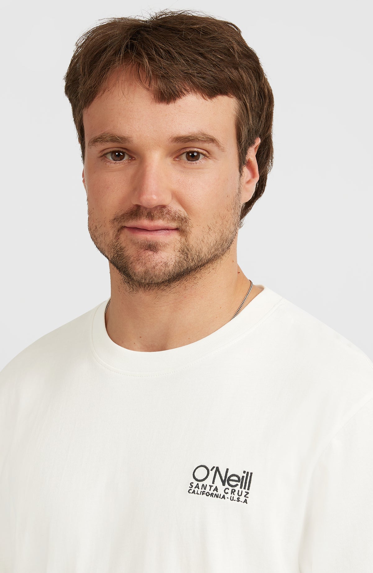 Nahaufnahme des weißen Original Cali Logo T-Shirt für Herren mit Rundhalsausschnitt und Logo-Print am Model