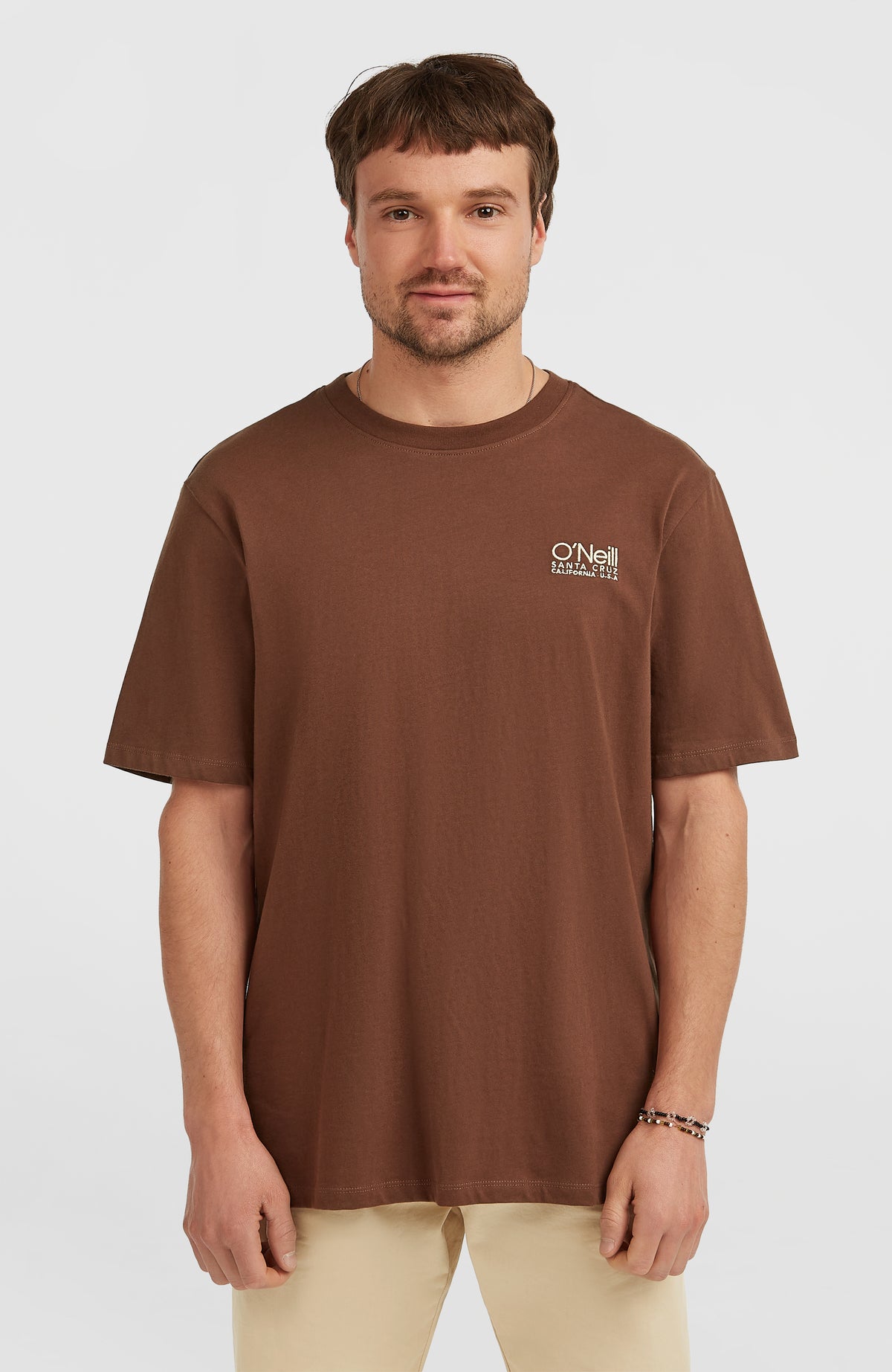 O'Neill Original Cali Logo T-Shirt für Herren, braun mit Logo-Print in Weiß, Vorderansicht am Model