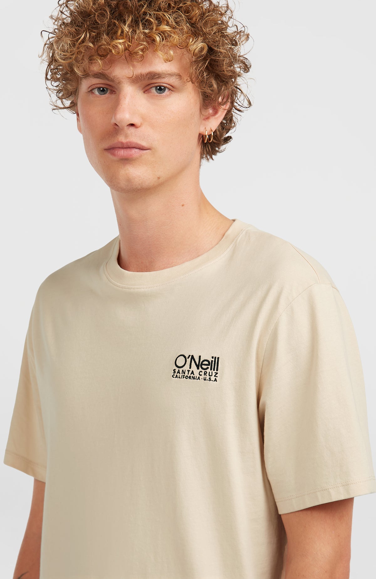 Original Cali Logo T-Shirt für Herren, beige mit Logo-Print in Schwarz, Nahaufnahme des Ausschnitts am Model