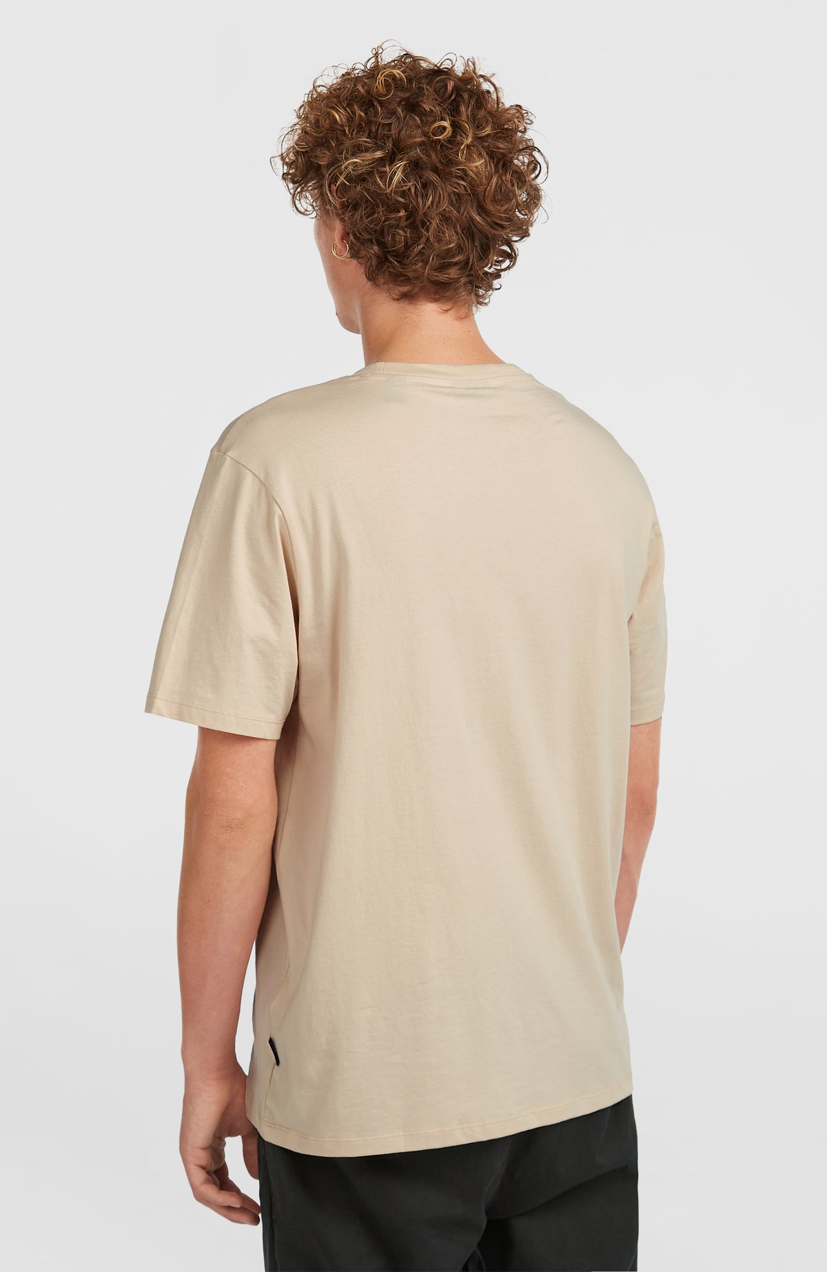 Original Cali Logo T-Shirt für Herren, beige, Rückansicht am Model mit seitlichem Logo-Etikett am Saum