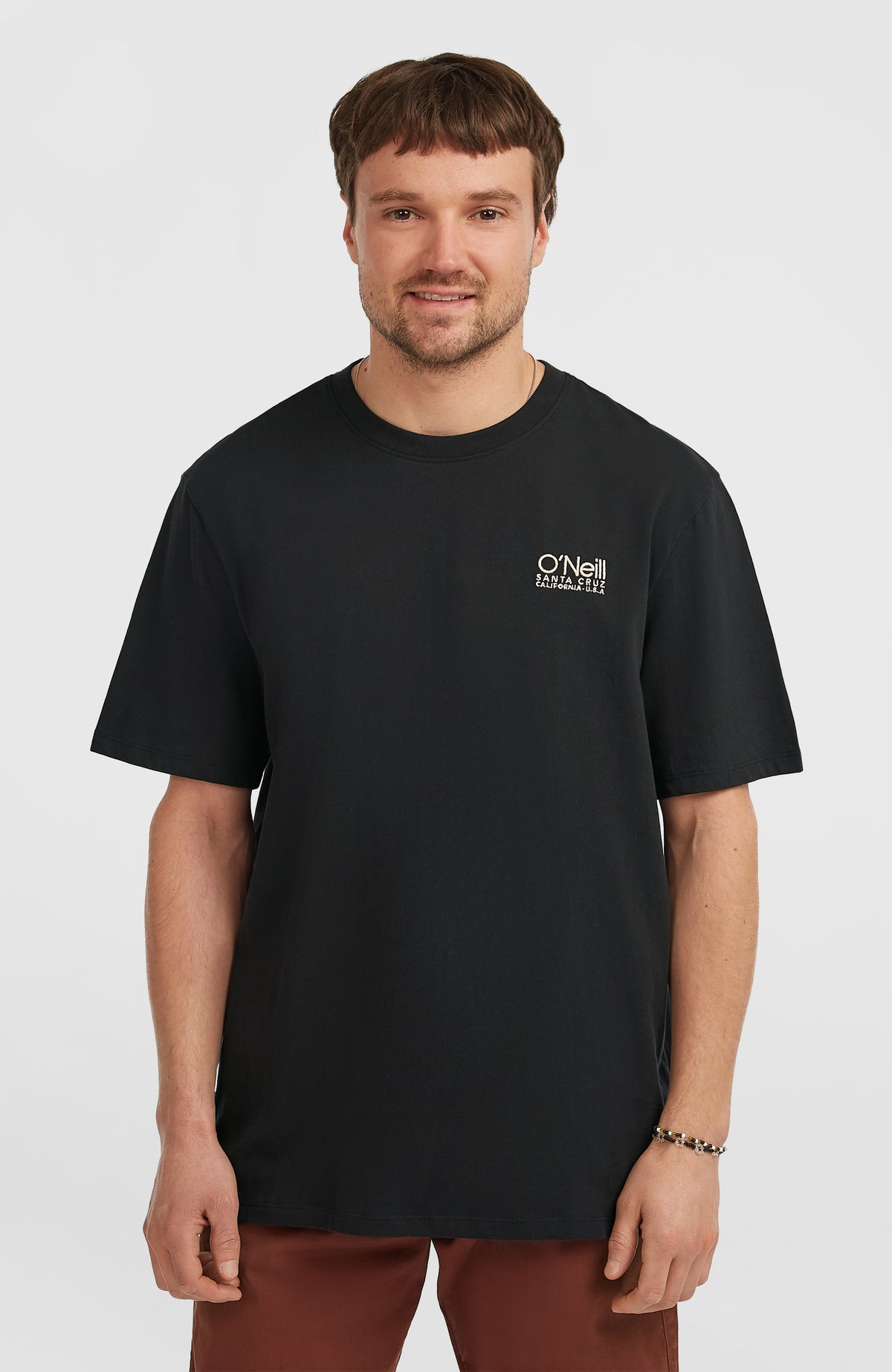 O'Neill Original Cali Logo T-Shirt für Herren, schwarz mit Logo-Print in Weiß, Vorderansicht am Model