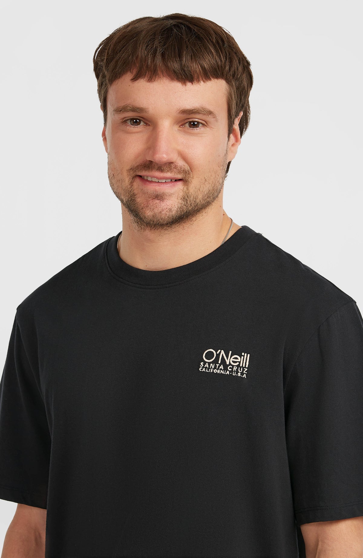 Original Cali Logo T-Shirt für Herren, schwarz mit Logo-Print in Weiß, Nahaufnahme am Model mit Rundhalsausschnitt