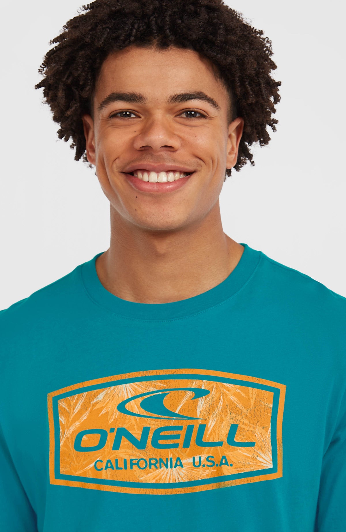 Graphic T-Shirt für Herren, blau mit Logo-Print in Orange, Nahaufnahme von Rundhalsausschnitt und Print am Model