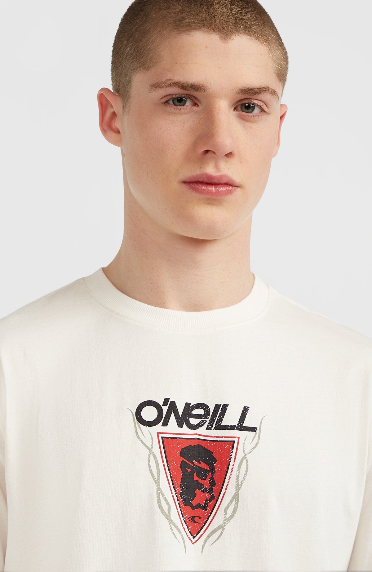Nahaufnahme von Rundhalsausschnitt und Logo-Print des weißen Re-Issue Graphic T-Shirt am Model