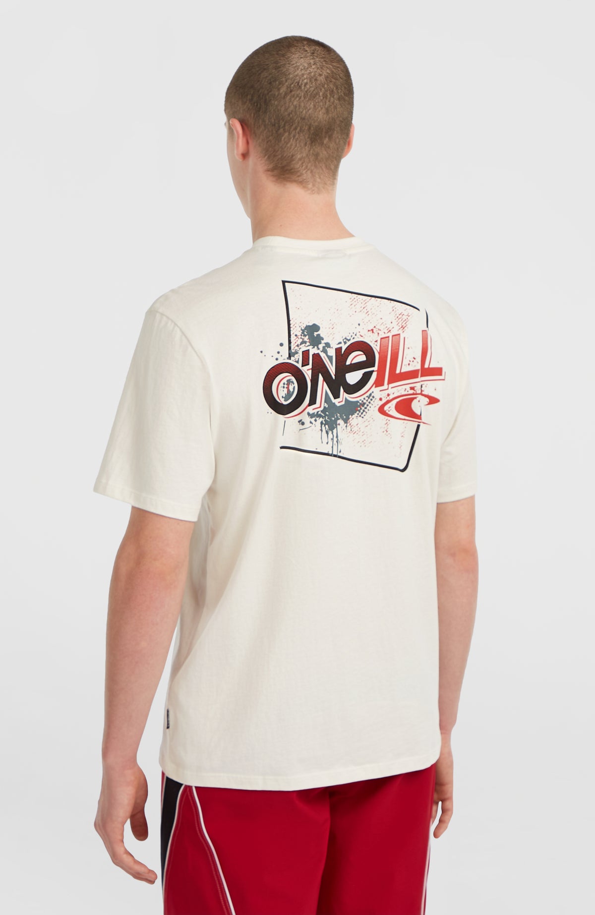 Re-Issue Graphic T-Shirt für Herren, weiß mit Logo-Print in Rot und Schwarz, Rückansicht am Model