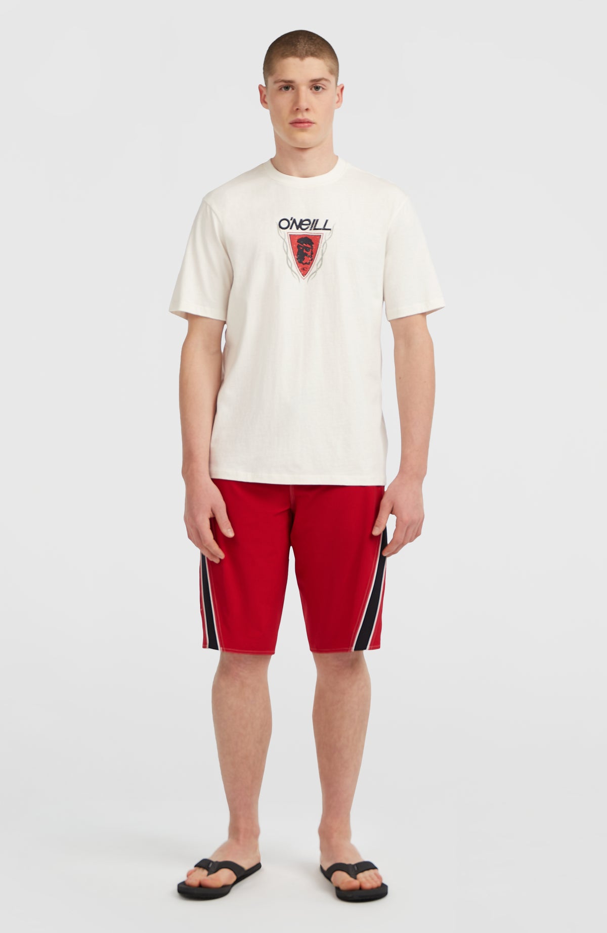 Re-Issue Graphic T-Shirt für Herren, weiß mit Logo-Print in Rot und Schwarz, Ganzkörperansicht am Model