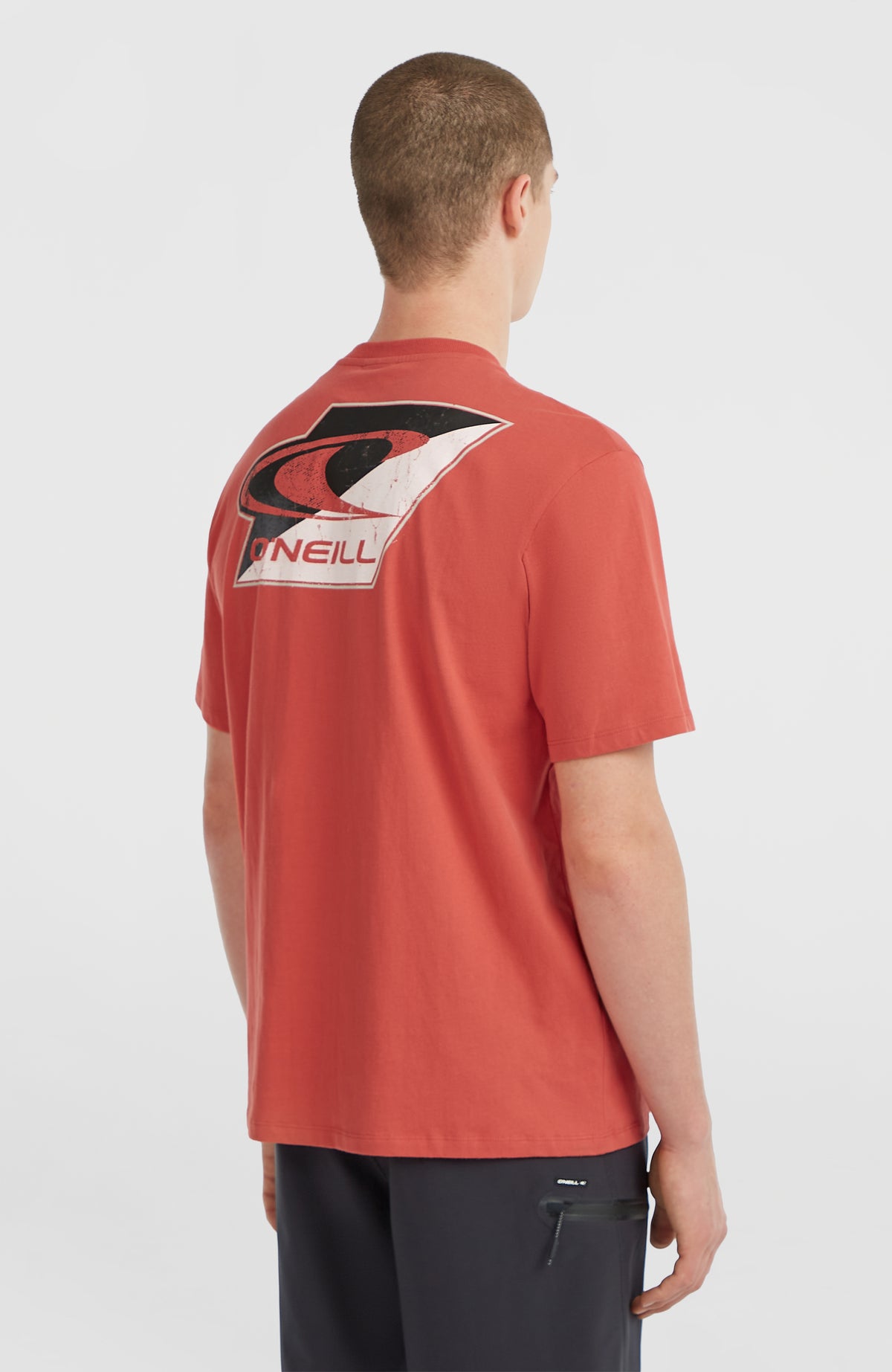 Re-Issue Graphic T-Shirt für Herren, rot mit Logo-Print in Schwarz und Weiß, Rückansicht am Model