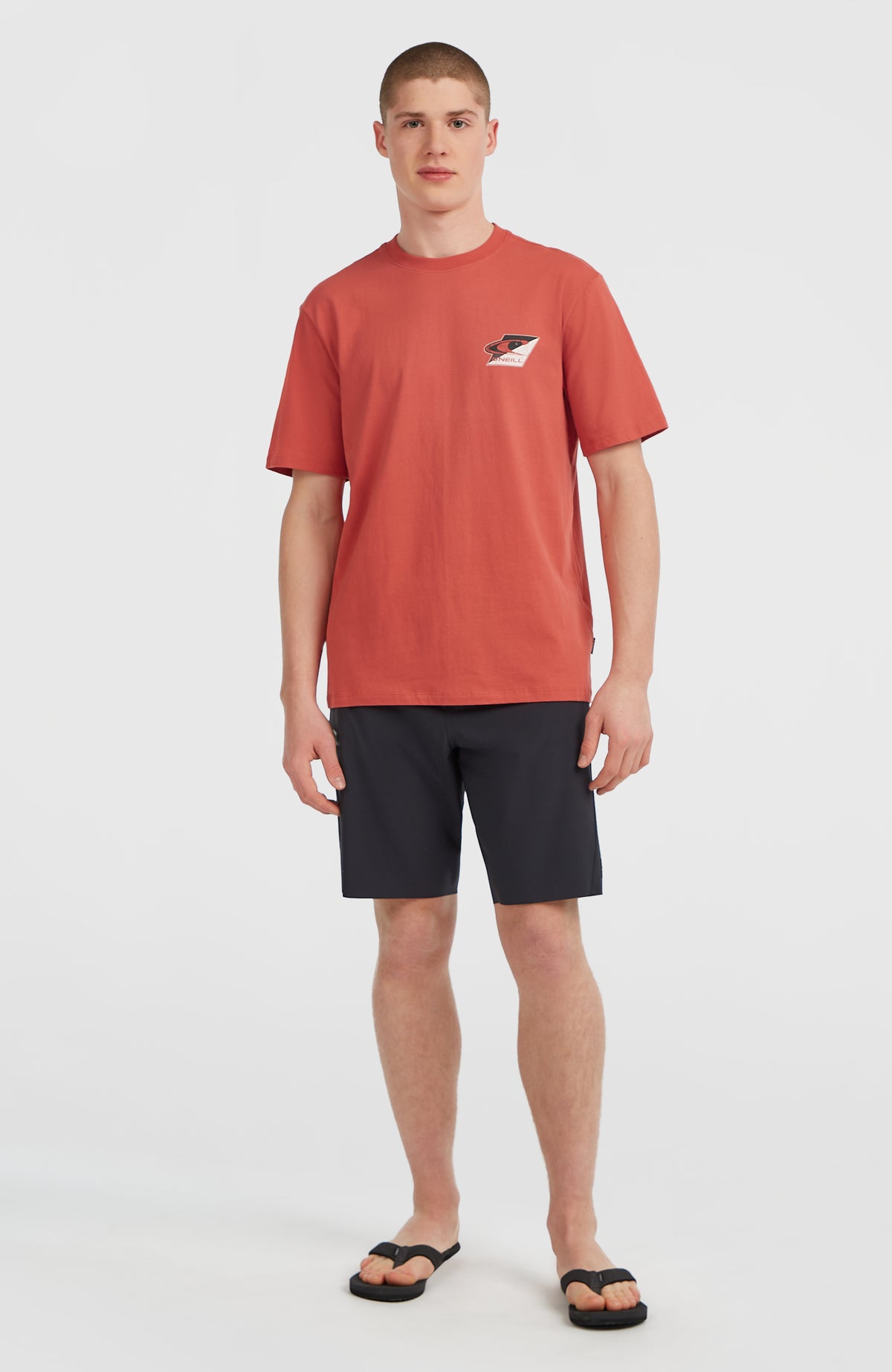 Re-Issue Graphic T-Shirt für Herren, rot mit Logo-Print in Schwarz und Weiß, Ganzkörperansicht am Model