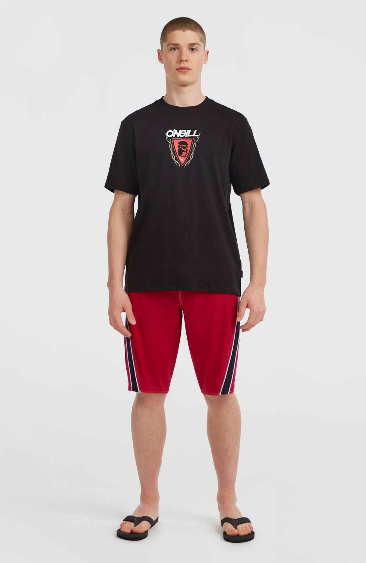 Re-Issue Graphic T-Shirt für Herren, schwarz mit Logo-Print in Weiß und Rot, Gesamtansicht von vorne am Model
