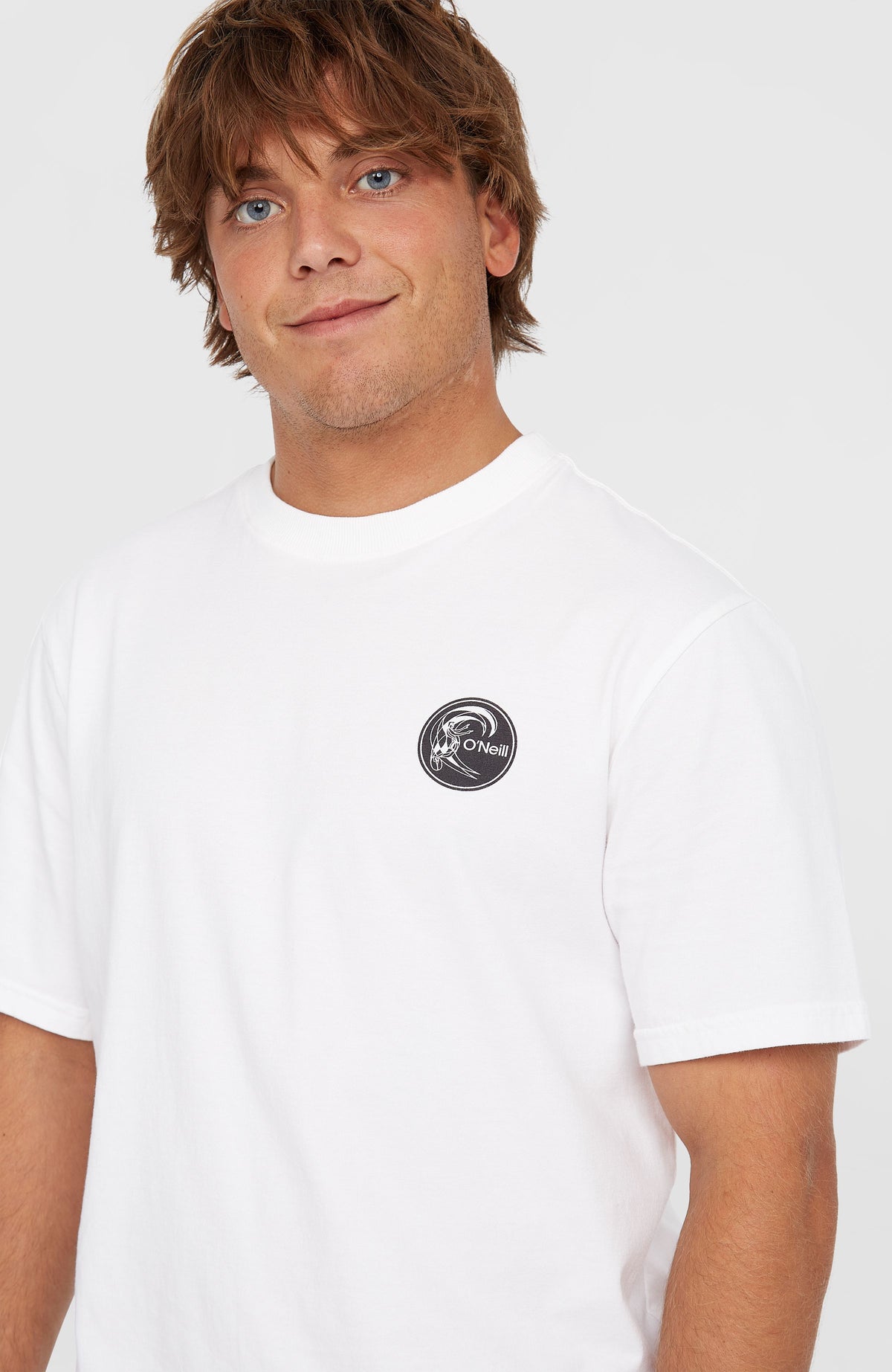 O'Riginals Surf Shop T-Shirt für Herren, weiß mit Grafik-Print in Schwarz, Nahaufnahme des Brust-Prints