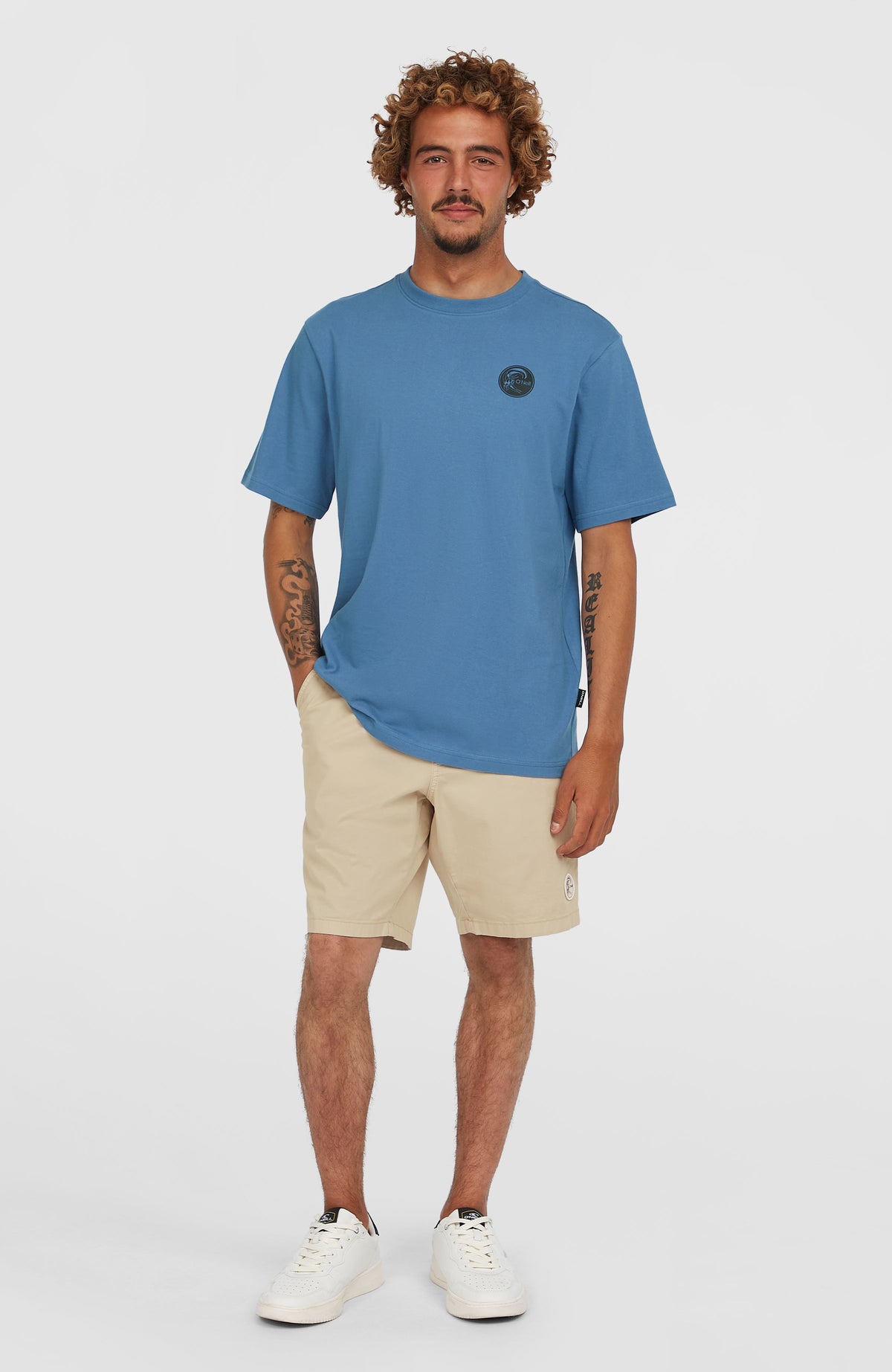 O'Riginals Surf Shop T-Shirt für Herren, blau mit Grafik-Print in Schwarz, Ganzkörperansicht von vorne am Model