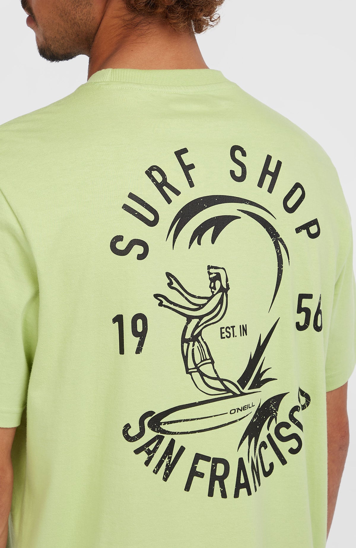 O'Riginals Surf Shop T-Shirt, grün mit Grafik-Print in Schwarz, Nahaufnahme der Rückseite am Model