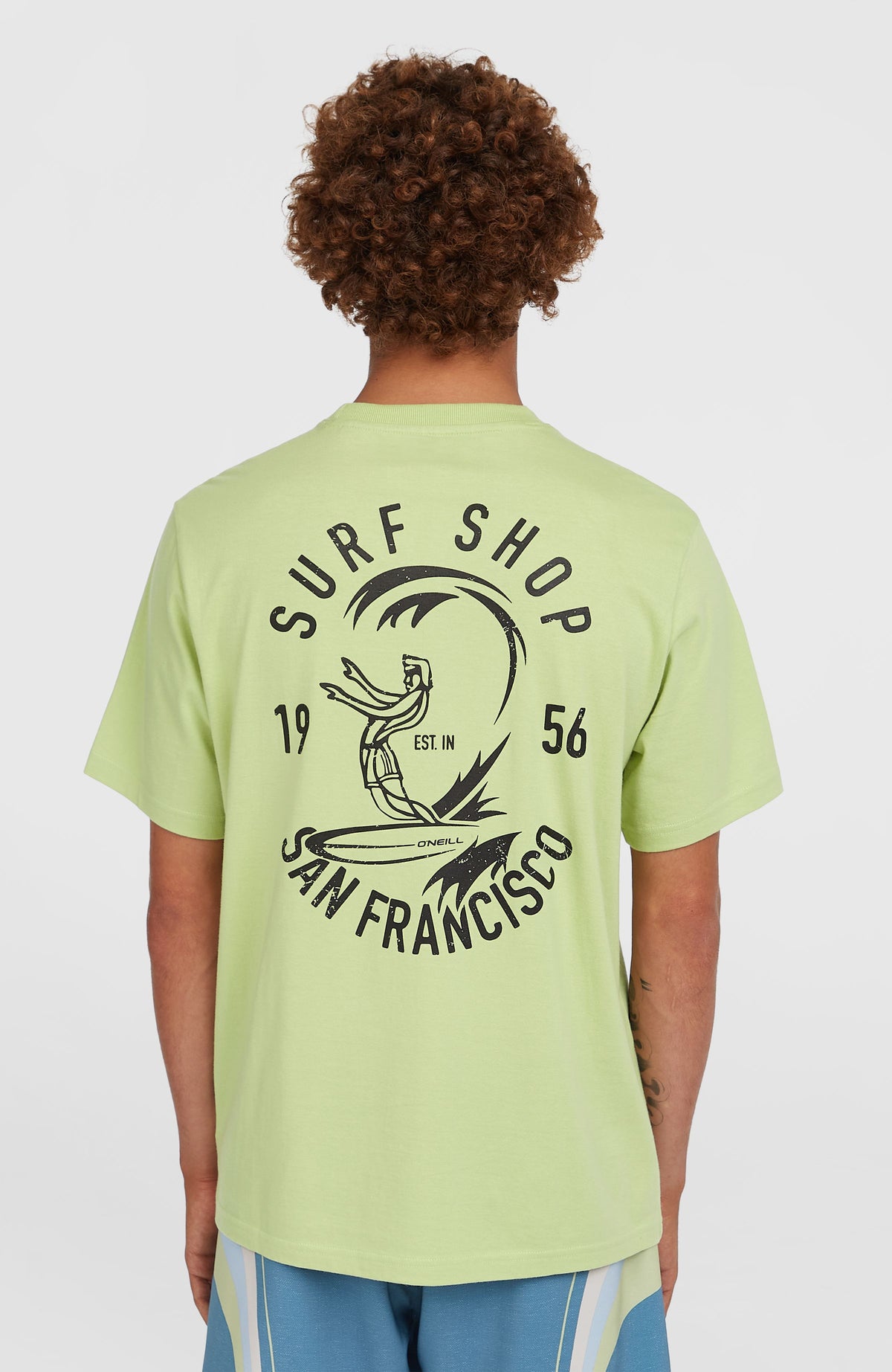 O'Riginals Surf Shop T-Shirt für Herren, grün mit Grafik-Print in Schwarz, Rückansicht am Model