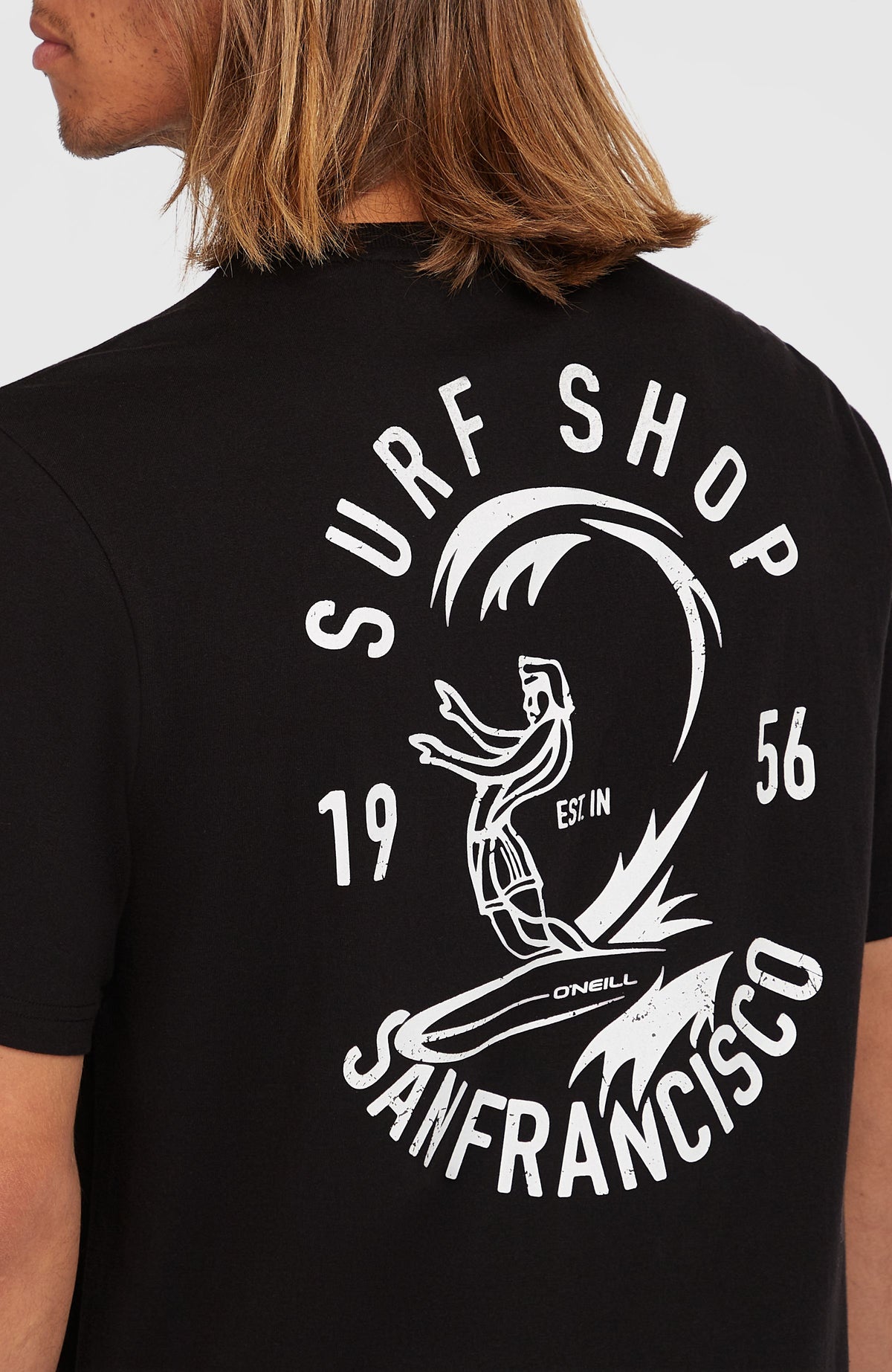 Nahaufnahme des Rückenprints am schwarzen O'Riginals Surf Shop T-Shirt für Herren mit Grafik-Print in Weiß