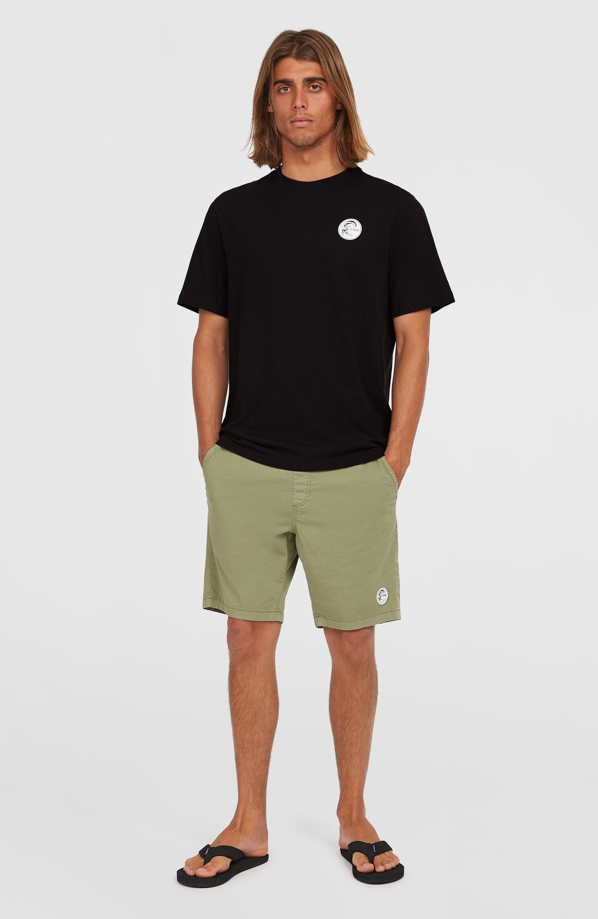 O'Riginals Surf Shop T-Shirt für Herren, schwarz mit Grafik-Print in Weiß, getragen am Model in Ganzkörperansicht