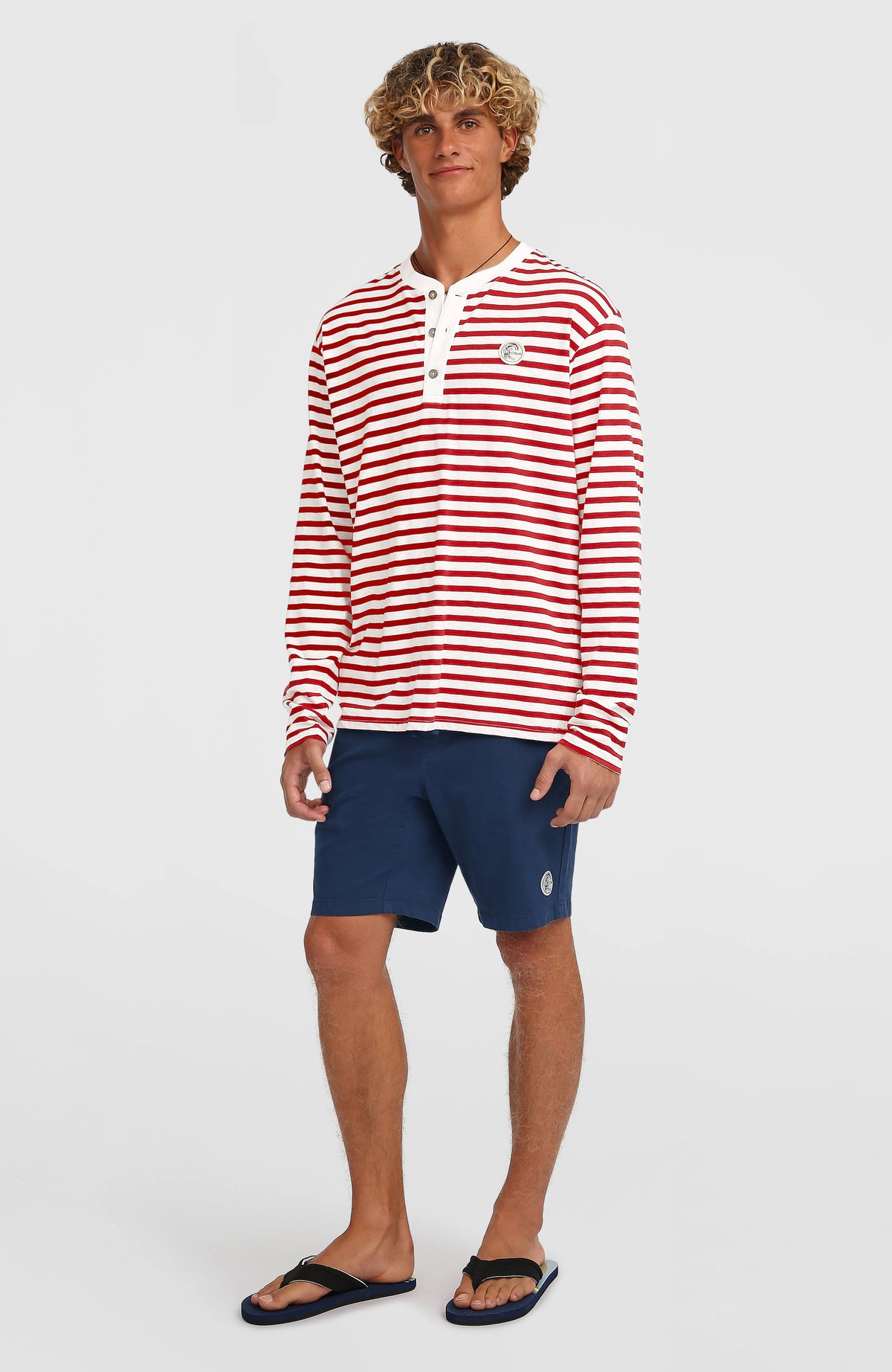 O'Riginals Langarmshirt für Herren, weiß mit Streifenmuster in Rot, stehende Ganzkörperansicht am Model
