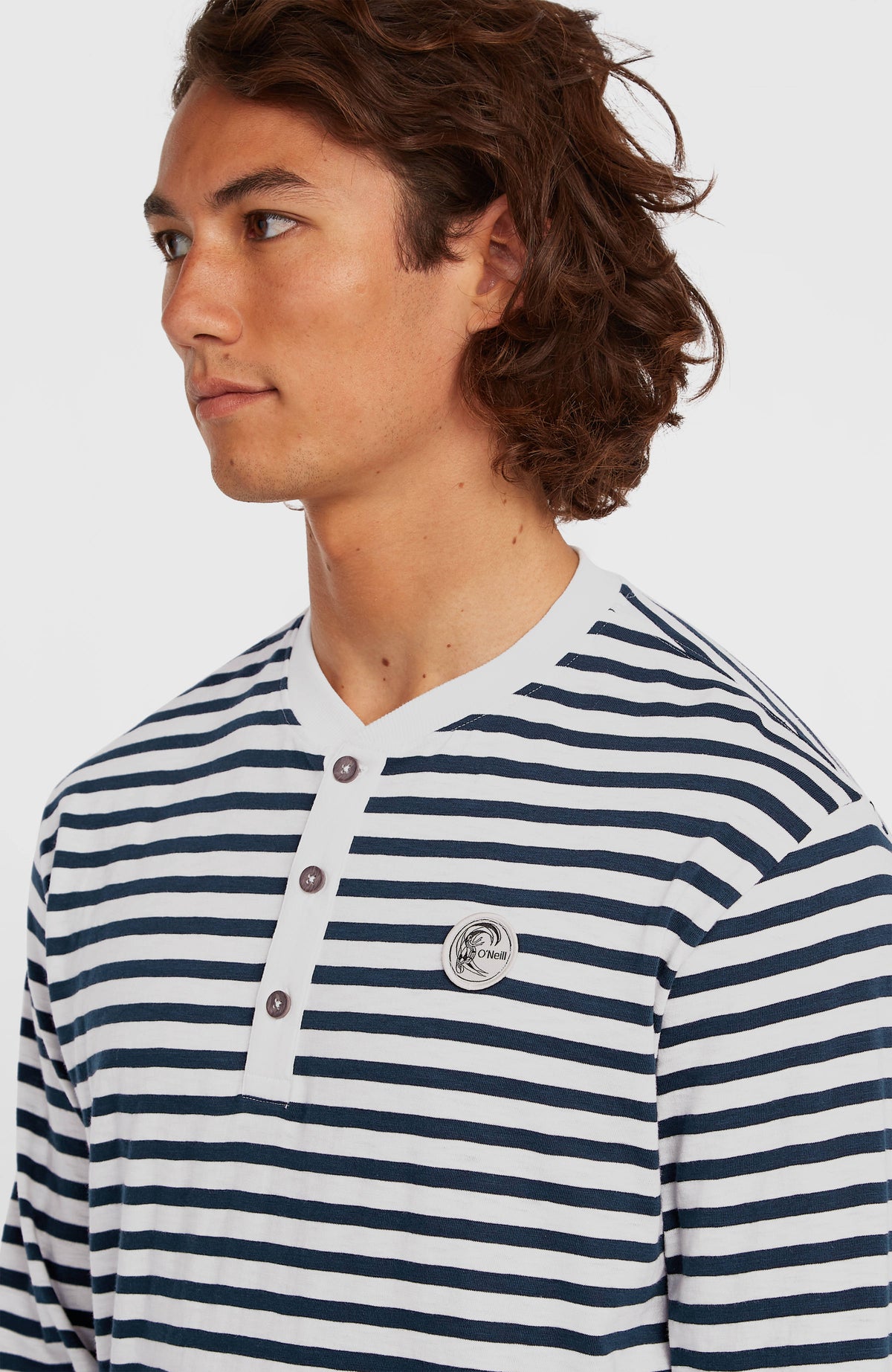 O'Riginals Langarmshirt für Herren, blau mit Streifenmuster in Weiß, Nahaufnahme von Knopfleiste und Logo-Badge