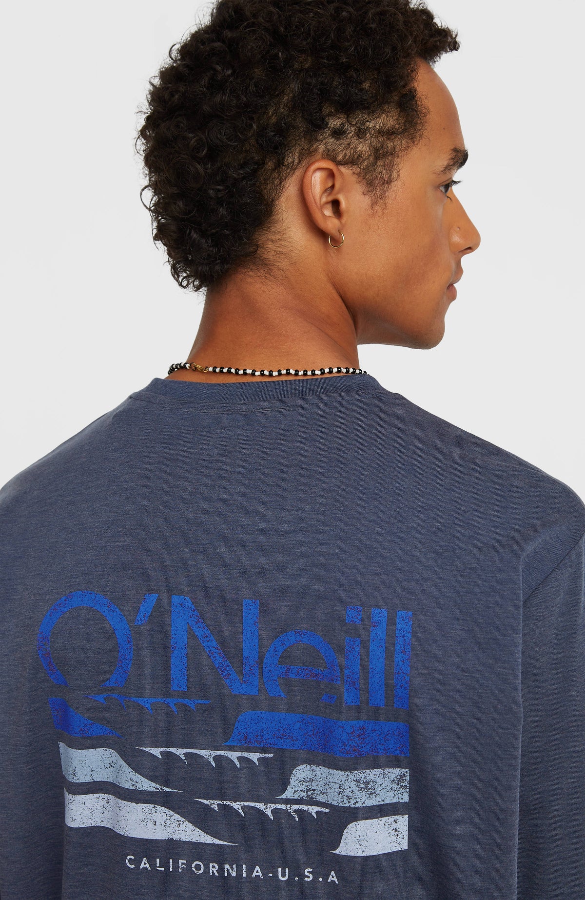 Hybrid Polygiene Langarmshirt, blau, Nahaufnahme der Rückseite am Model mit großem Logo-Print in Blau und Hellblau