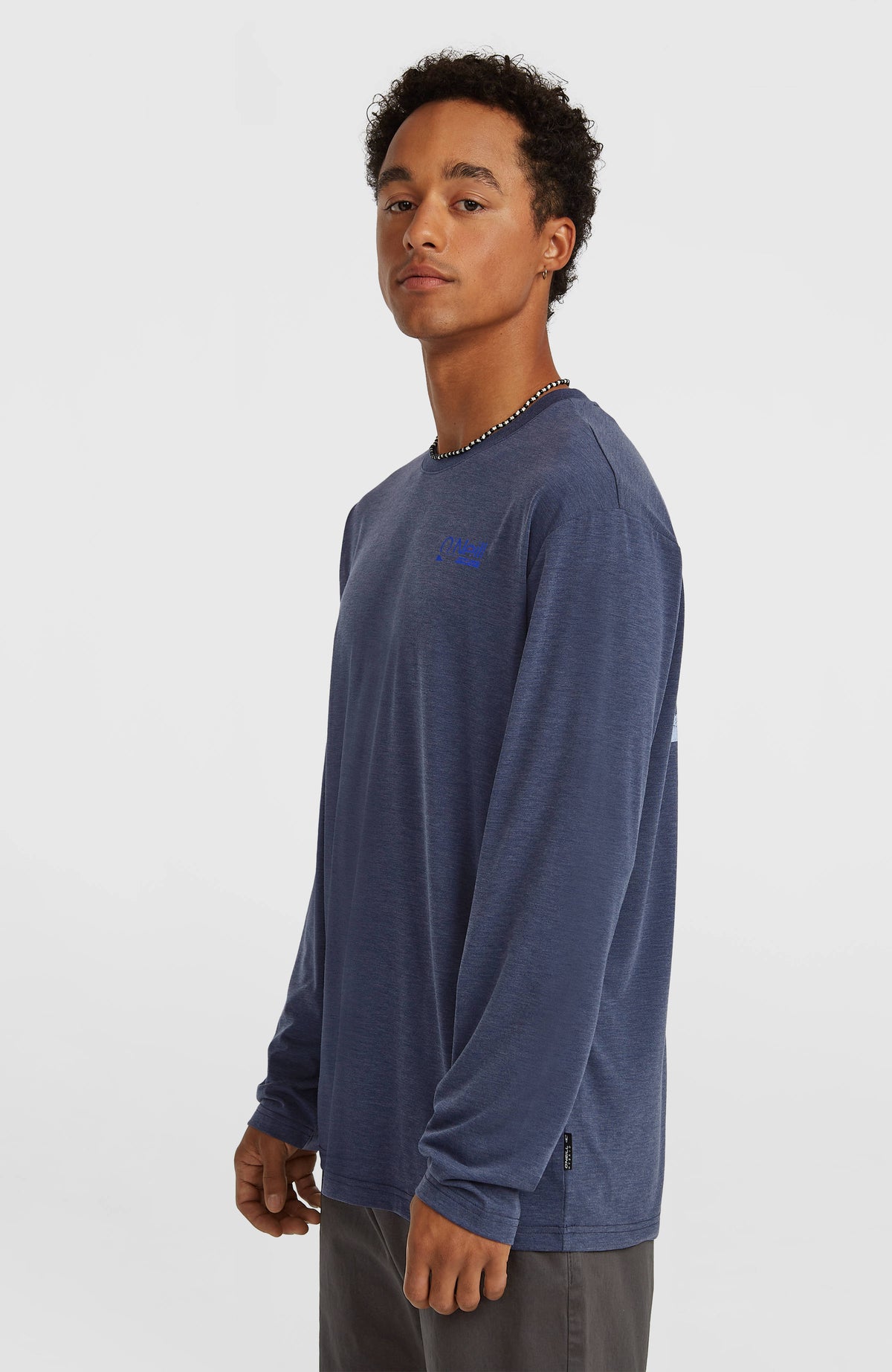 Hybrid Polygiene Langarmshirt für Herren, blau, Halbprofilansicht am Model, kleiner Logo-Print auf der Brust