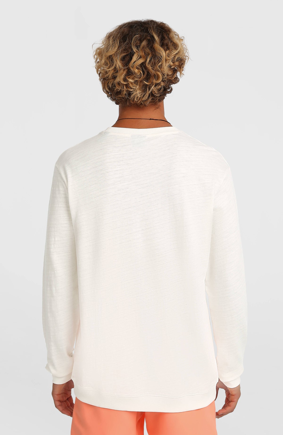 Slub Langarmshirt für Herren, weiß, Rückansicht mit geripptem Saum, getragen am Model