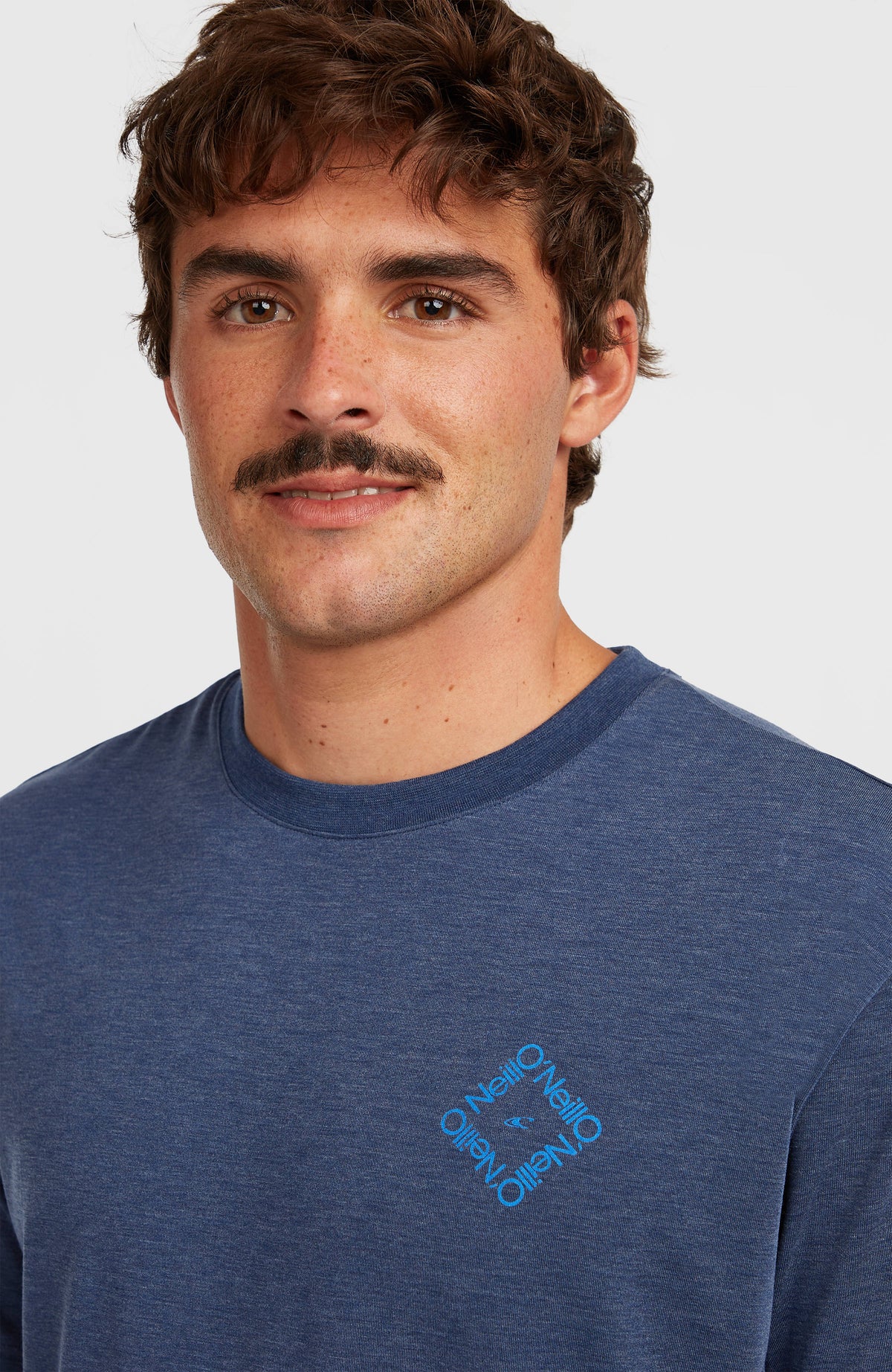 Hybrid Polygiene T-Shirt für Herren, blau mit Logo-Print in Hellblau, Nahaufnahme des Ausschnitts