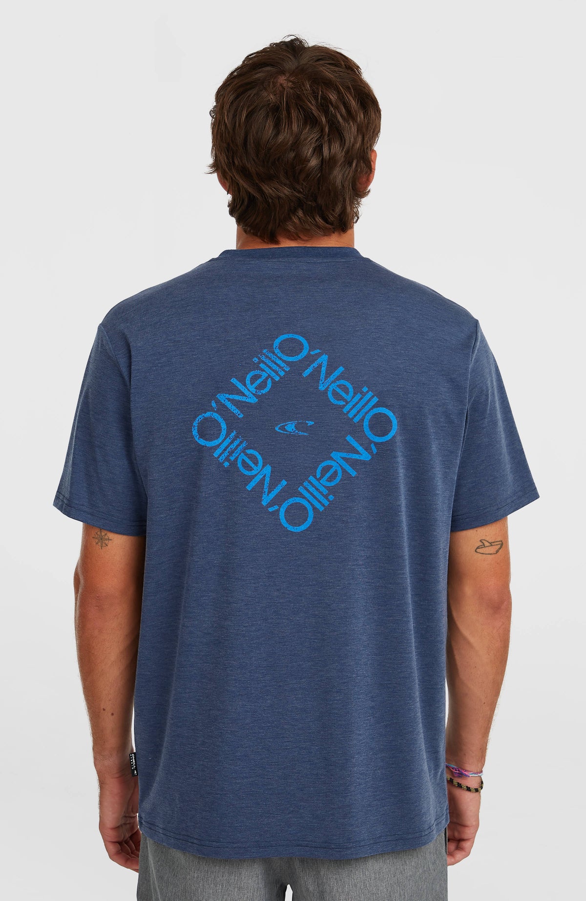 Hybrid Polygiene T-Shirt für Herren, blau mit großem Logo-Print in Hellblau, Rückansicht am Model