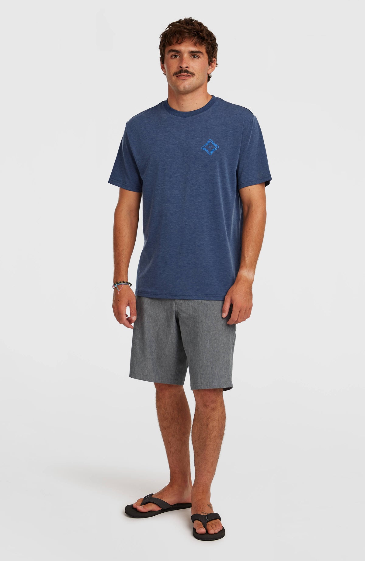 Hybrid Polygiene T-Shirt für Herren, blau mit Logo-Print in Hellblau, Ganzkörperansicht am Model