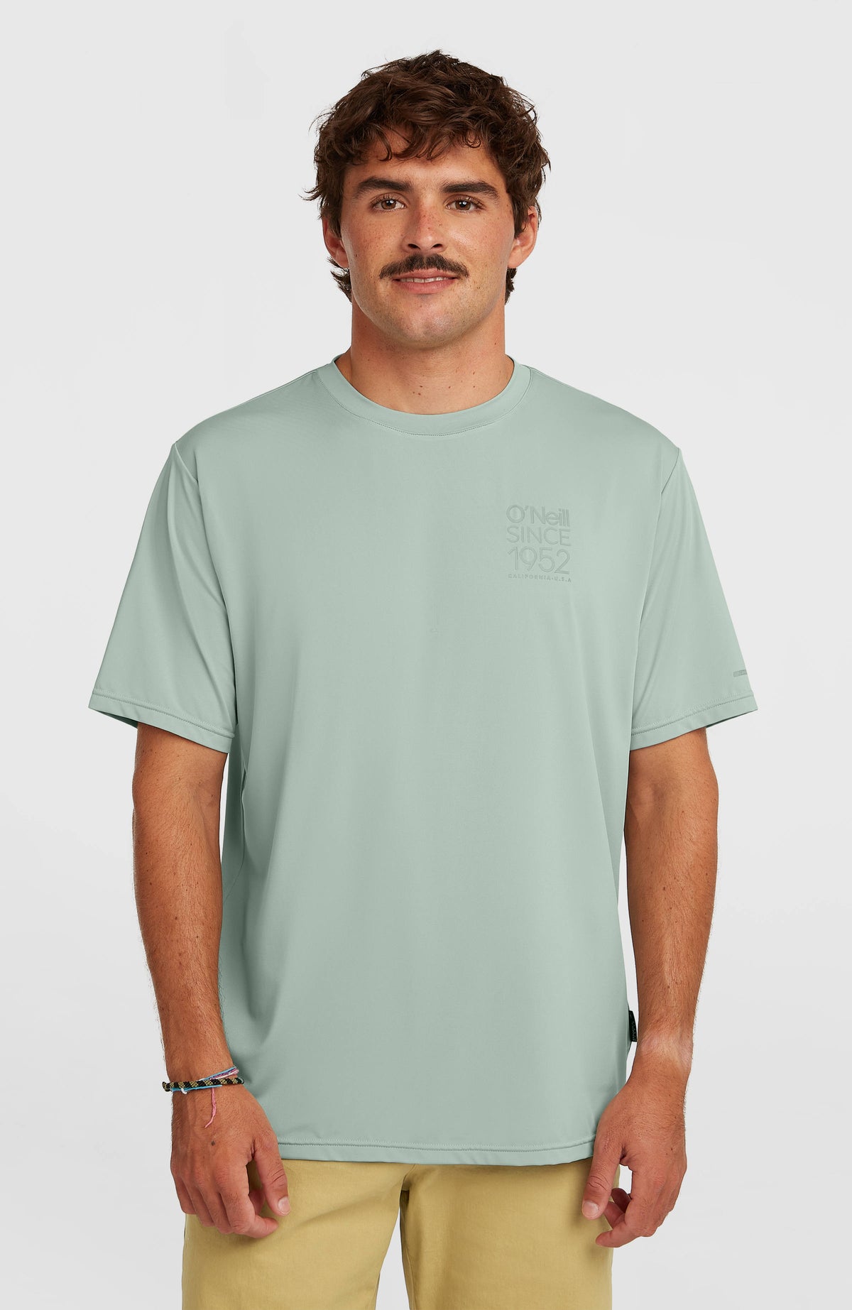 O'Neill Hybrid UPF 50+ Polygiene Back-Print T-Shirt für Herren, grün, Vorderansicht mit kleinem Logo-Print, am Model