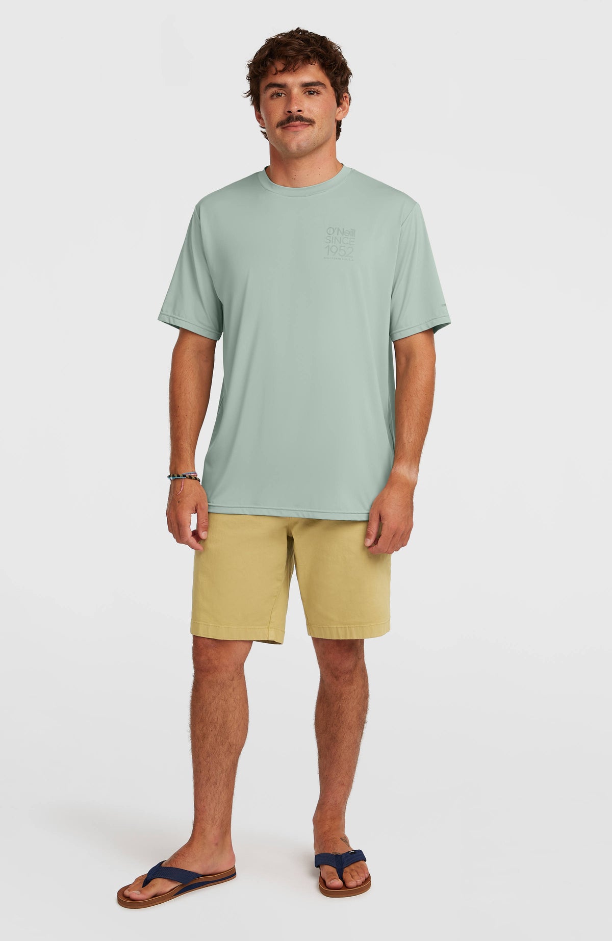 Grünes Hybrid UPF T-Shirt für Herren, Ganzkörperansicht von vorne, in gerader Passform getragen am Model
