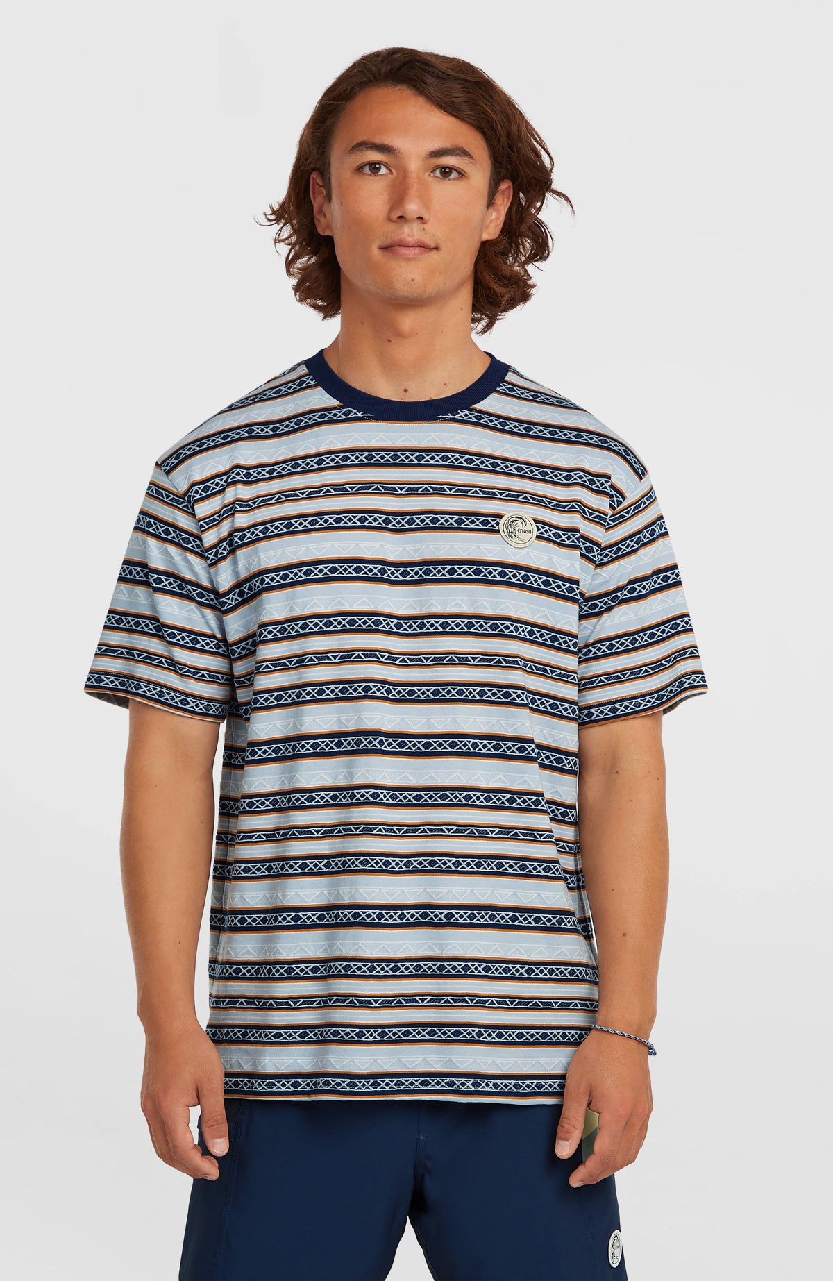 O'Neill O'Riginals Stripe T-Shirt für Herren, blau mit Streifenmuster in Braun und Weiß, Vorderansicht am Model