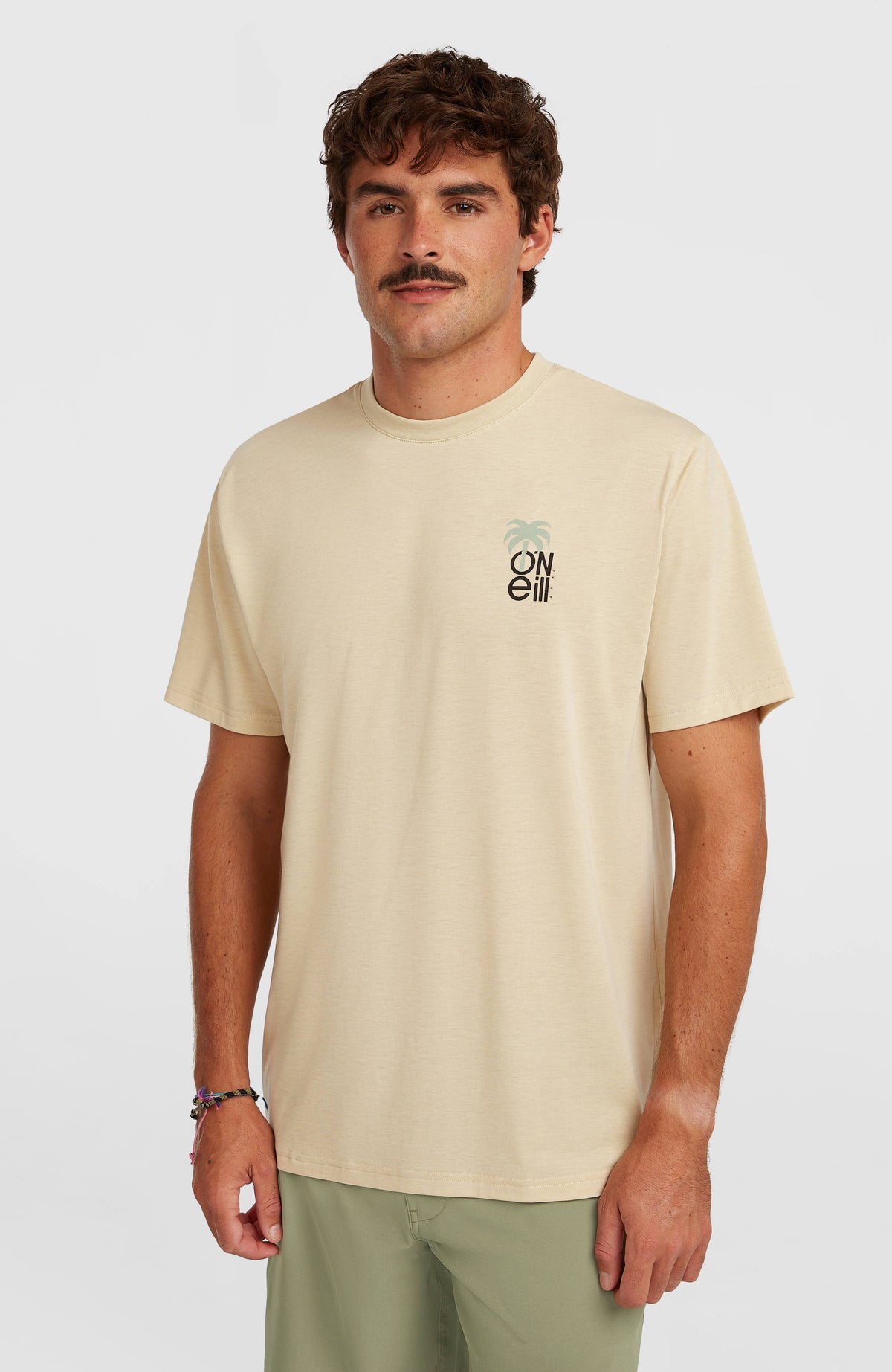 O'Neill Hybrid Polygiene Graphic T-Shirt für Herren, beige mit Logo-Print in Schwarz und Grün, Vorderansicht am Model